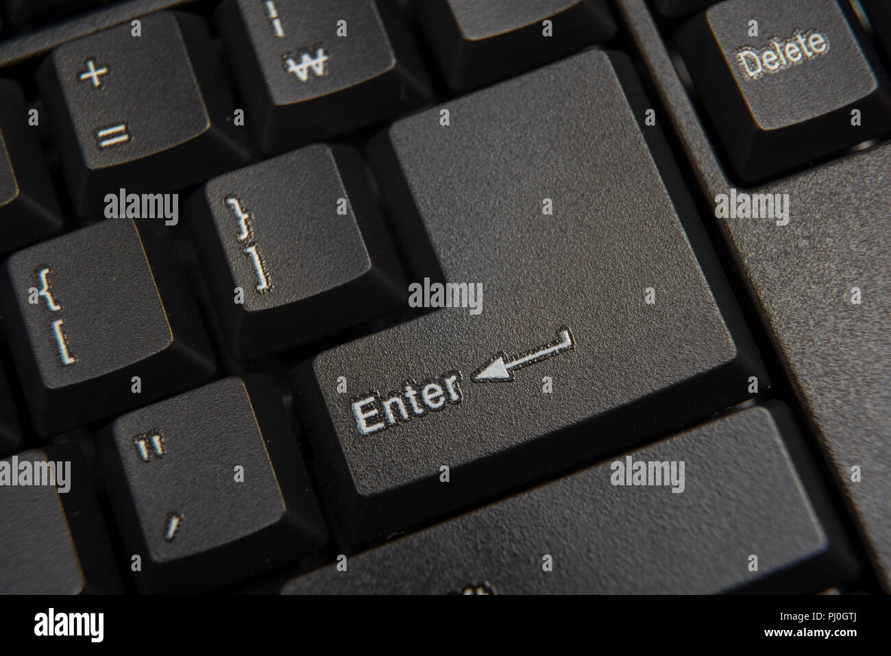 Schwarz Computer Tastatur zu schließen. Auf "Enter"-Taste. Stockfoto