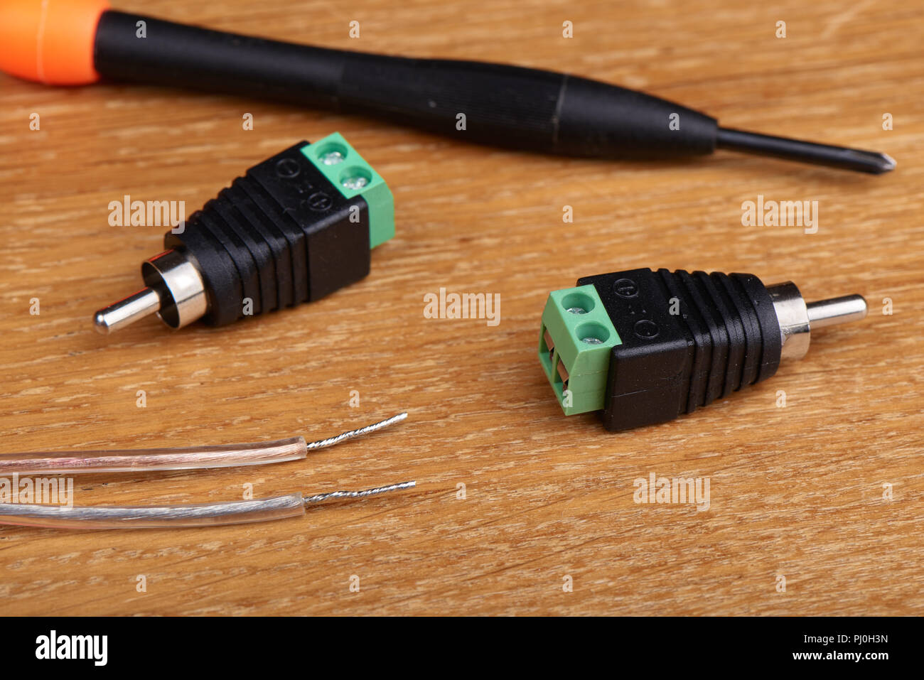 Ein Adapter, mit dem Terminal für die Lautsprecherkabel in ein RCA-Typ konvertiert Stockfoto