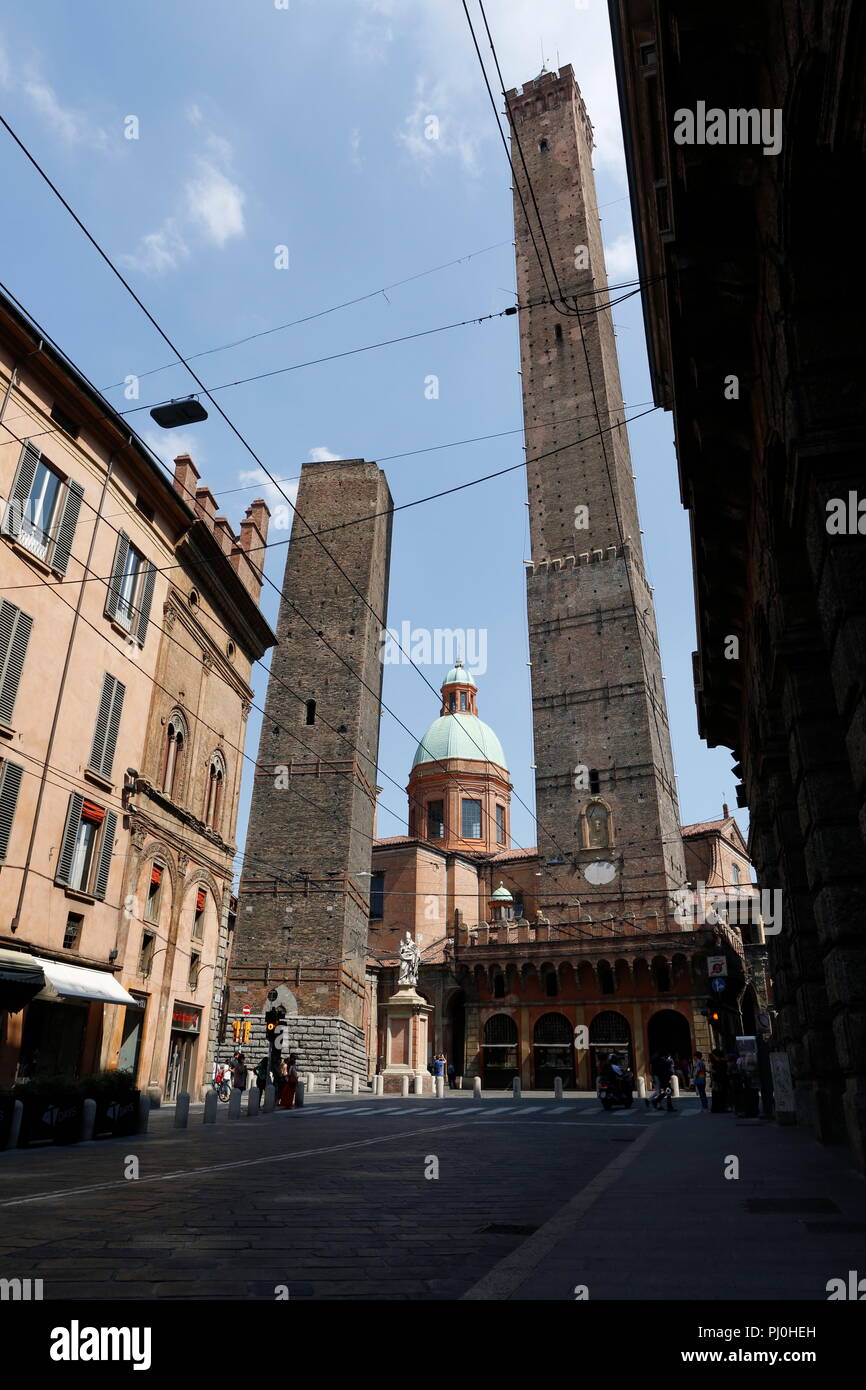 Zwei schiefen Türme (Asinelli und Garisenda), Bologna, Emilia Romagna, Italien Stockfoto