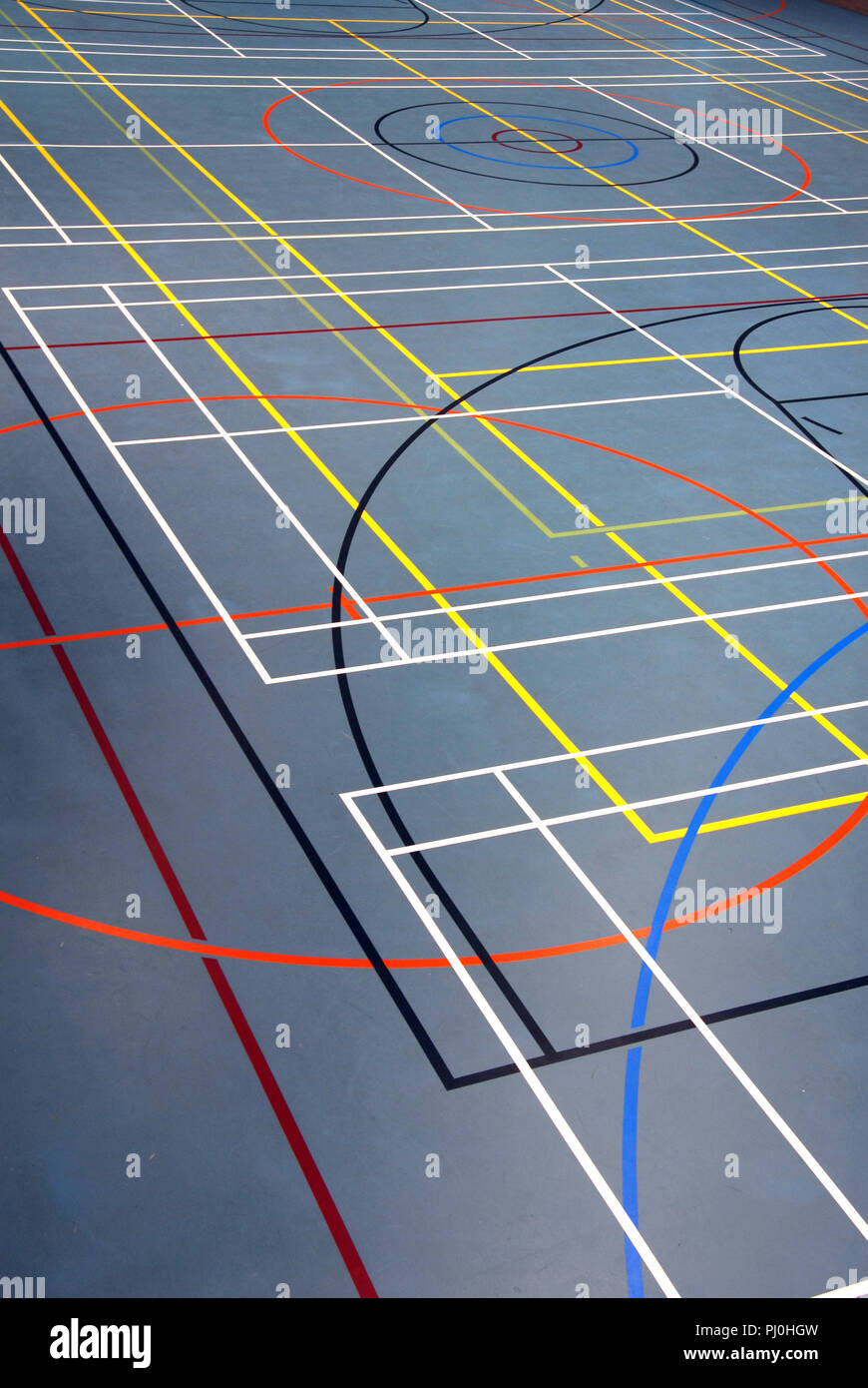 Verwirrende Linien auf dem Boden einer Sporthalle Stockfoto