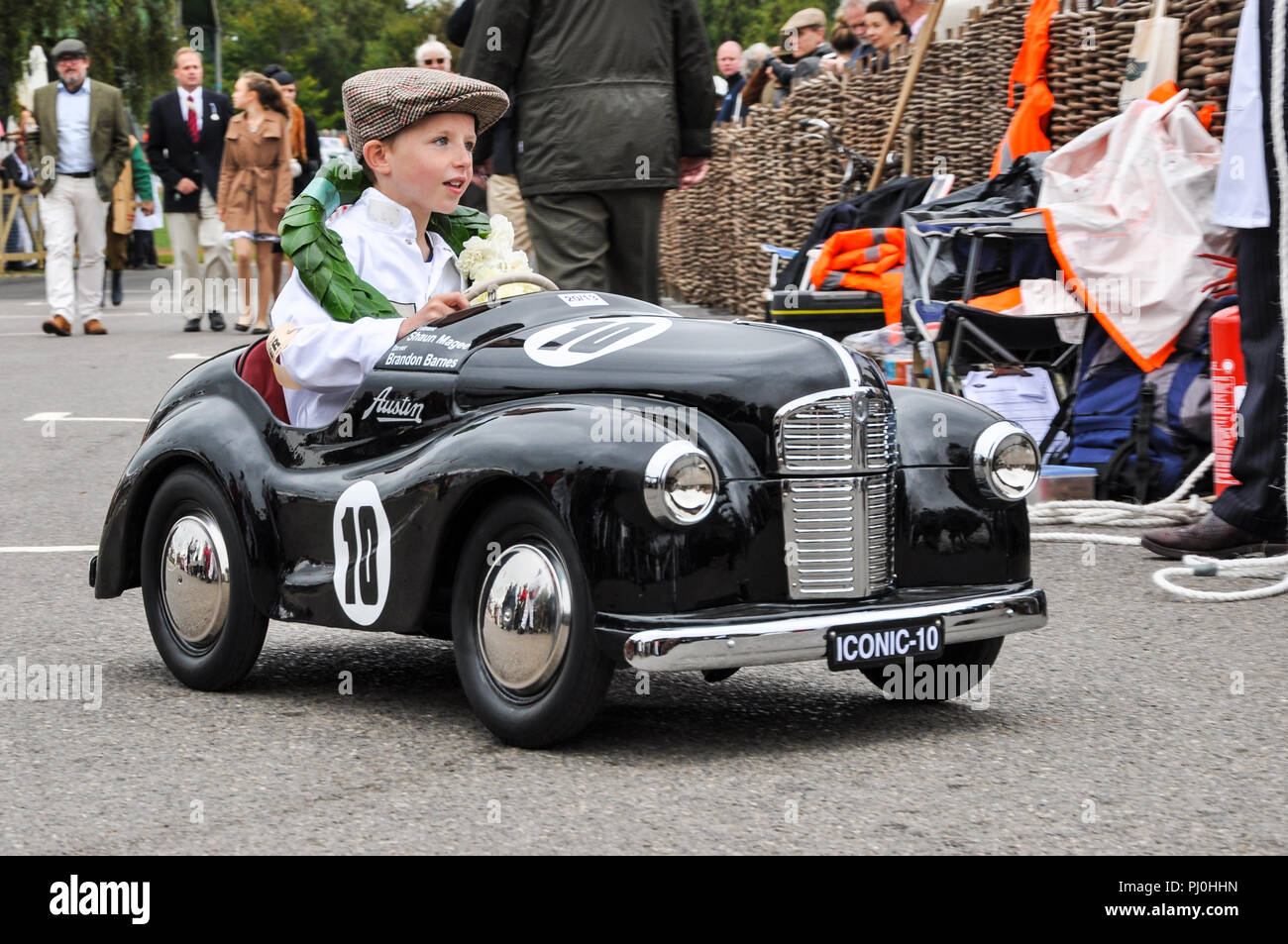 Brandon Barnes am Settrington Cup Kind racing 'driver' in einem Austin J40 Pedal Car Stockfoto