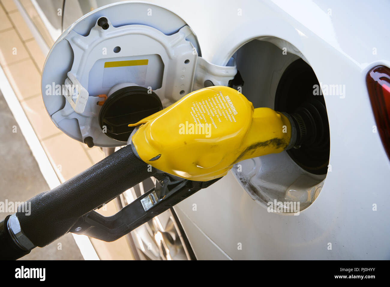 Benzin gas Düsen tanken Gas Tank in Tankstelle Stockfoto