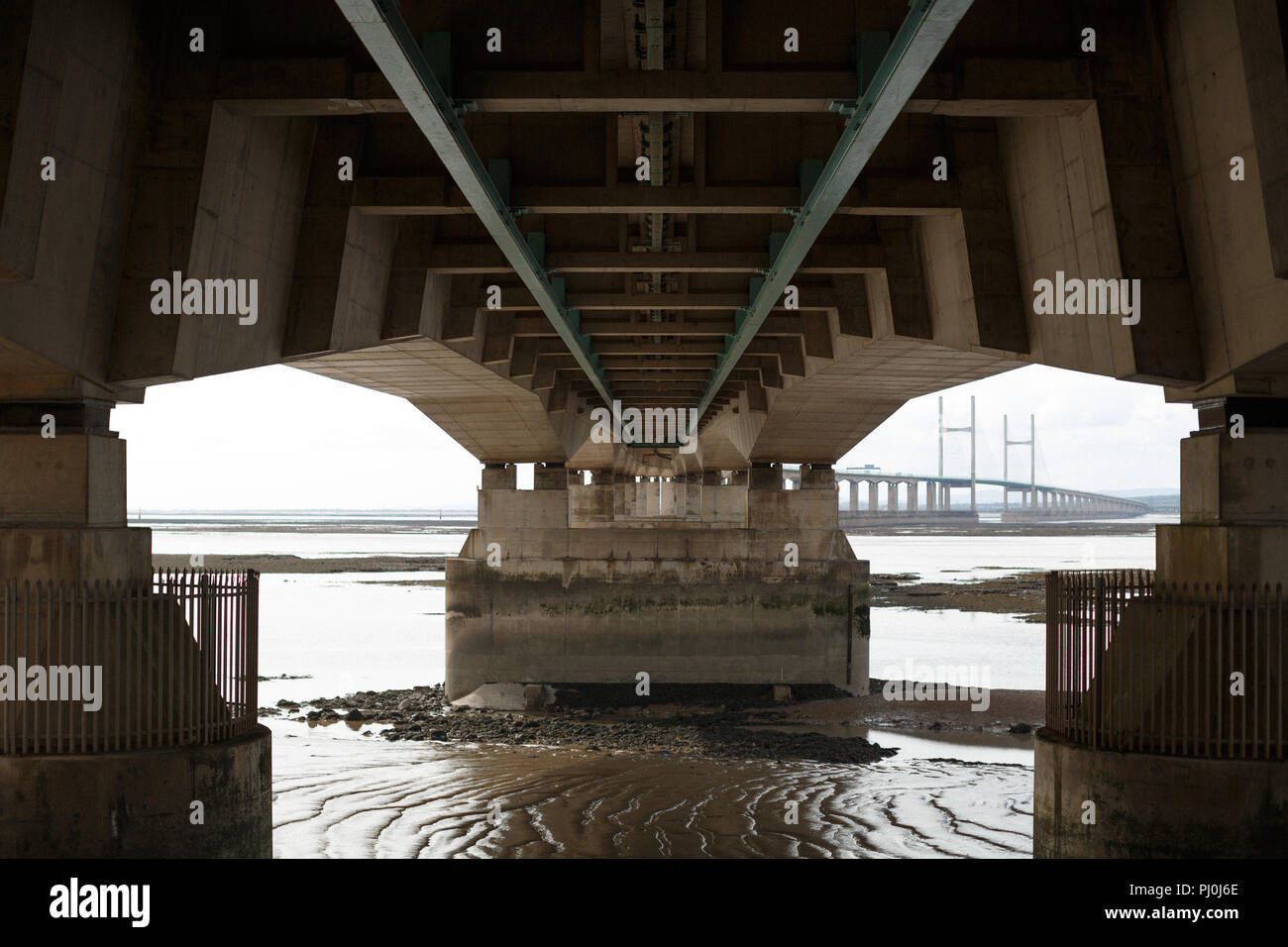 Der Prinz von Wales Brücke (Zweite Severn Crossing in der Nähe der Severn Bridge) mit Blick auf die Mündung von Severn Strand auf der englischen Seite in der Nähe von Bristol Stockfoto