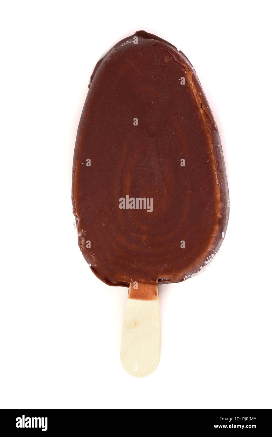 Eis mit Schokolade auf weißem Hintergrund. Stockfoto