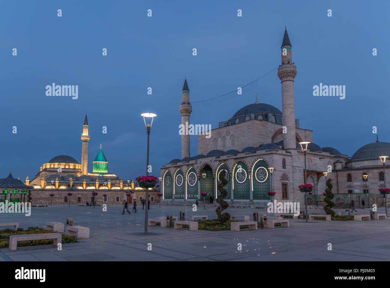 Konya ist eine wichtige Stadt der anatolischen Hochebene, einst Hauptstadt der Seldschuken Sultanats und heute berühmte für die derwische zeigt und die Mevlana Museum Stockfoto