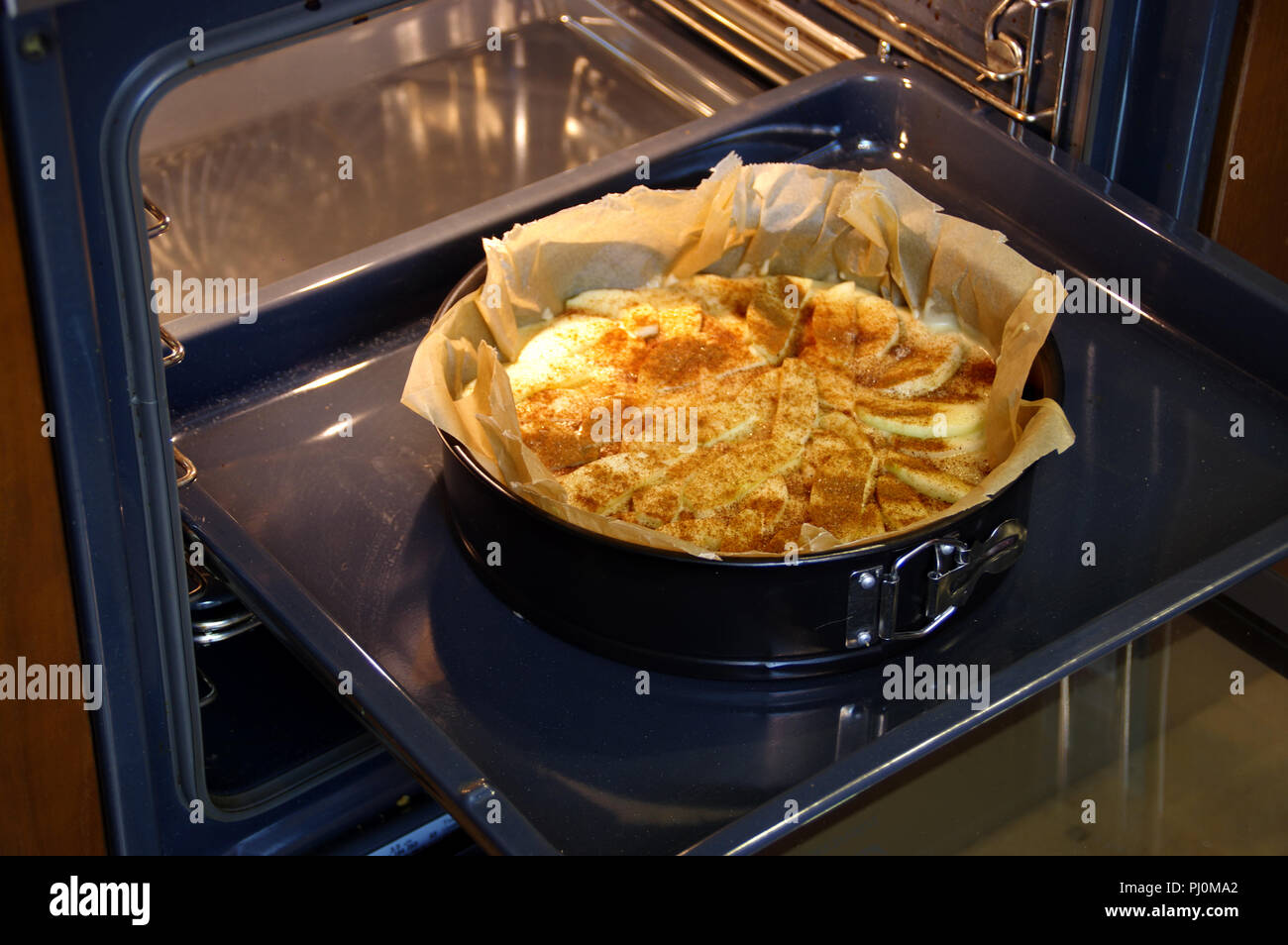 Kuchen Kochen im Backofen. Backhefe Apfelkuchen mit Zimt. Stockfoto