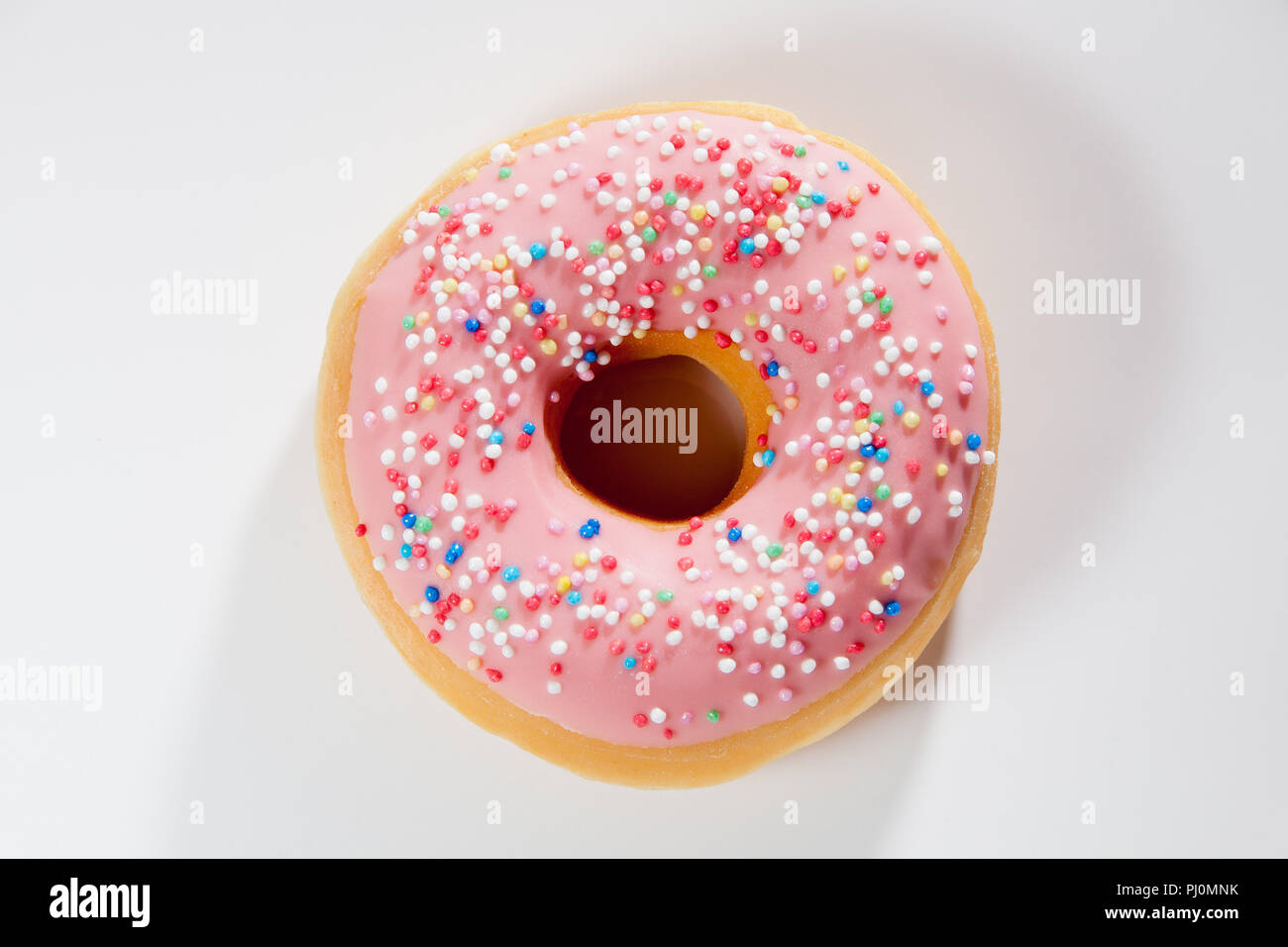 Donut auf weißem Hintergrund mit der Ansicht von oben Stockfoto