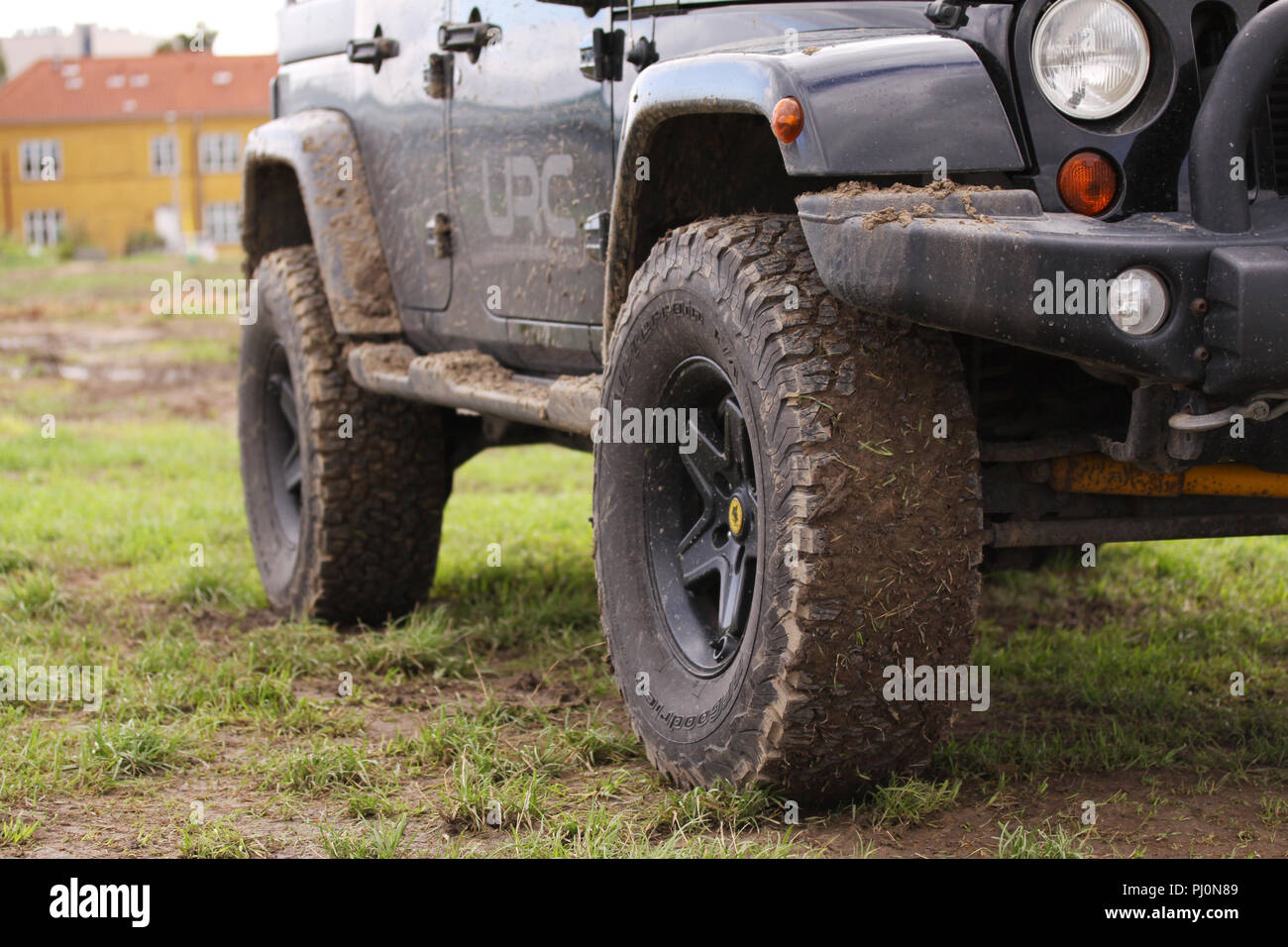 Kopenhagen, Dänemark - 1 September, 2018: dirty Jeep Wrangler nach aus schweren Fahren - Straße in nassem Terrain. Räder verschmutzt in Schlamm und Schmutz. S Stockfoto