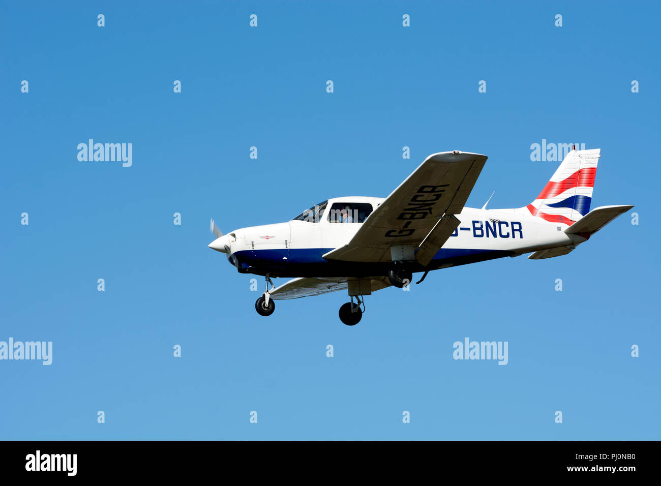 Piper PA -28-161 Cherokee Krieger II Landung am Flugplatz Wellesbourne, Warwickshire, Großbritannien (G-BNCR) Stockfoto