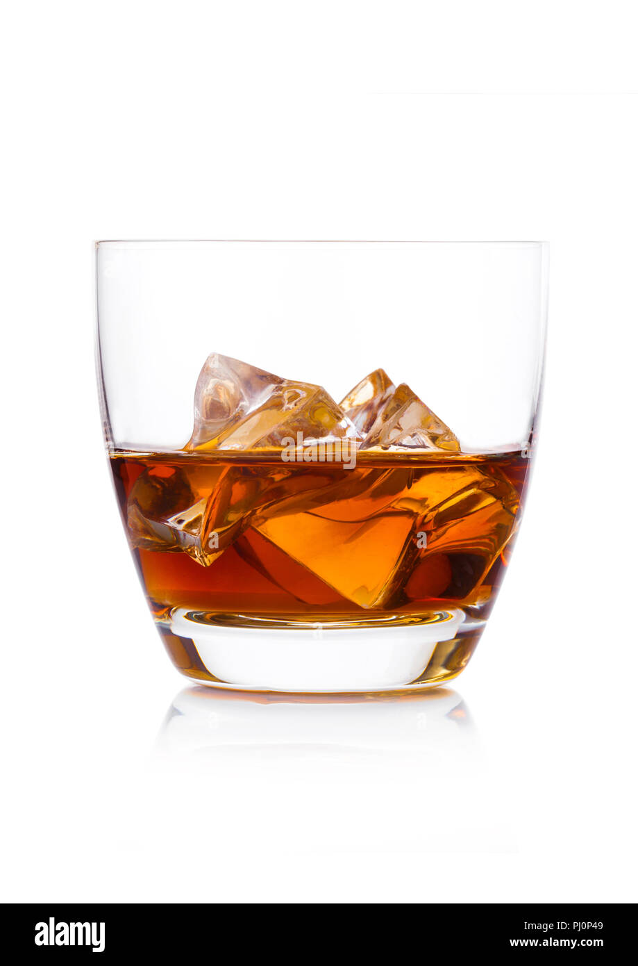 Glas Whisky mit Eiswürfel auf weißem Hintergrund. Cognac und Brandy trinken Stockfoto