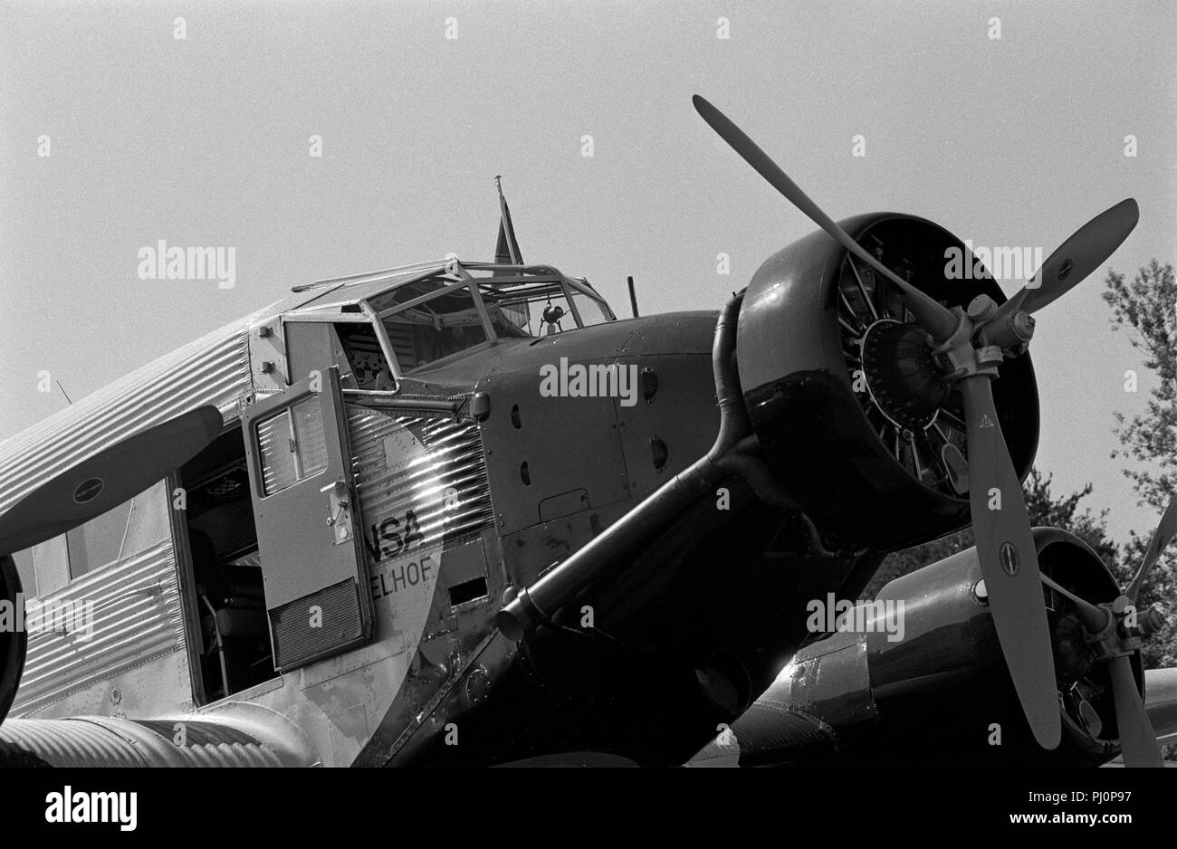 Junkers Ju-52 Kabine mit offener Tür und des vorderen Motors. Lufthansa D-AQUI' Berlin Tempelhof "Flugzeug während des Fluges überprüfen Sie vor dem Flug am Morgen flist depar Stockfoto