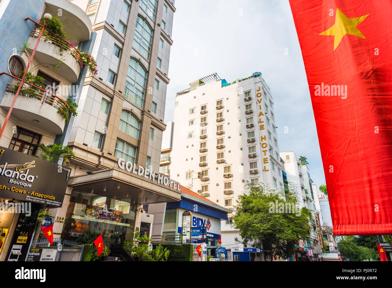 Ho Chi Minh City, Vietnam - am 29. April 2018: Das 4-Sterne Golden Central Hotel Saigon, Joviale Hotel & die Flagge von Vietnam in Ly Tu Trong Street, District 1. Stockfoto