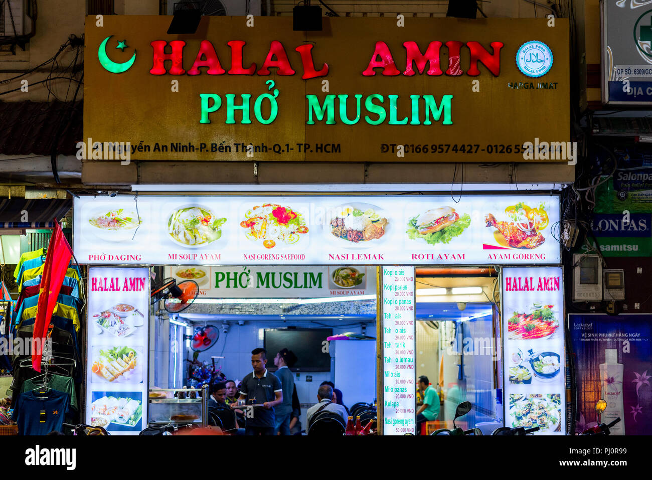 Ho Chi Minh, Vietnam - am 27. April 2018: Halal food Restaurant 'Halal Amin - Pho Muslimischen" mit dem Zeichen kündigt eine halal Version von soup Pho. Stockfoto