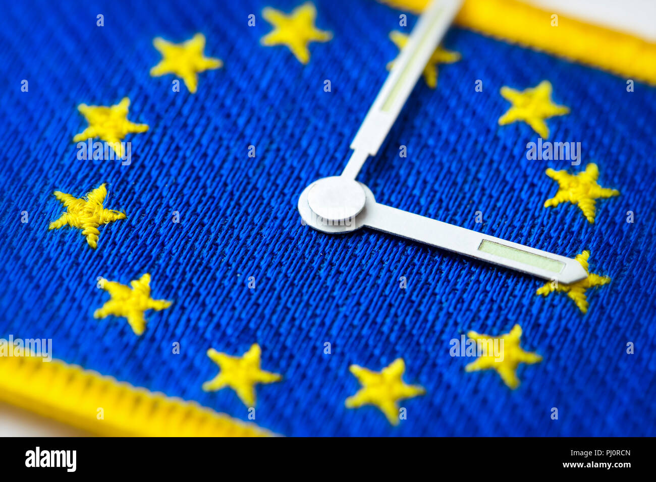 Zeiger auf EU-Flagge, Ende der ändern Uhren in der EU Stockfoto