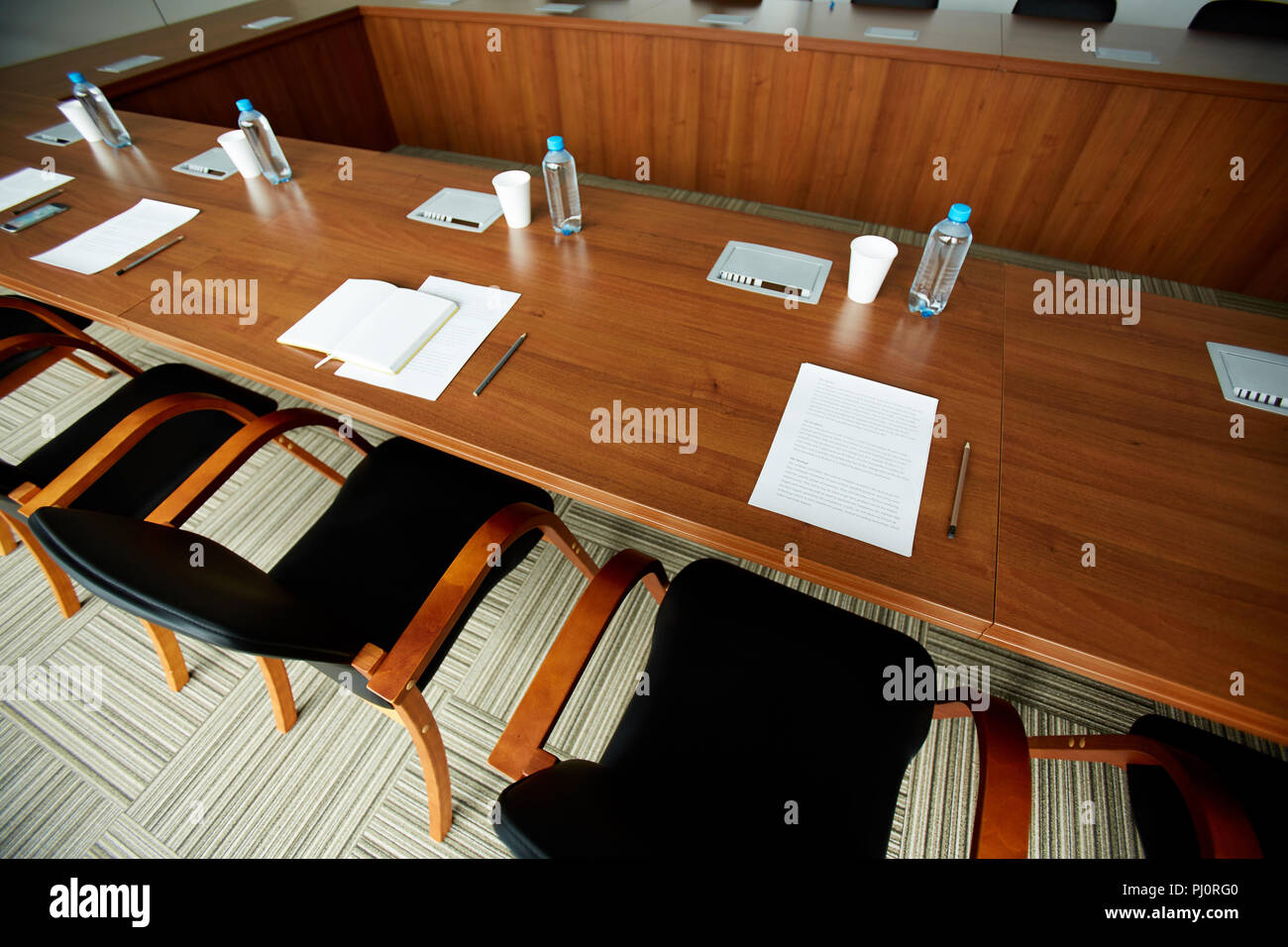 Tabellen in Konferenzraum Stockfoto