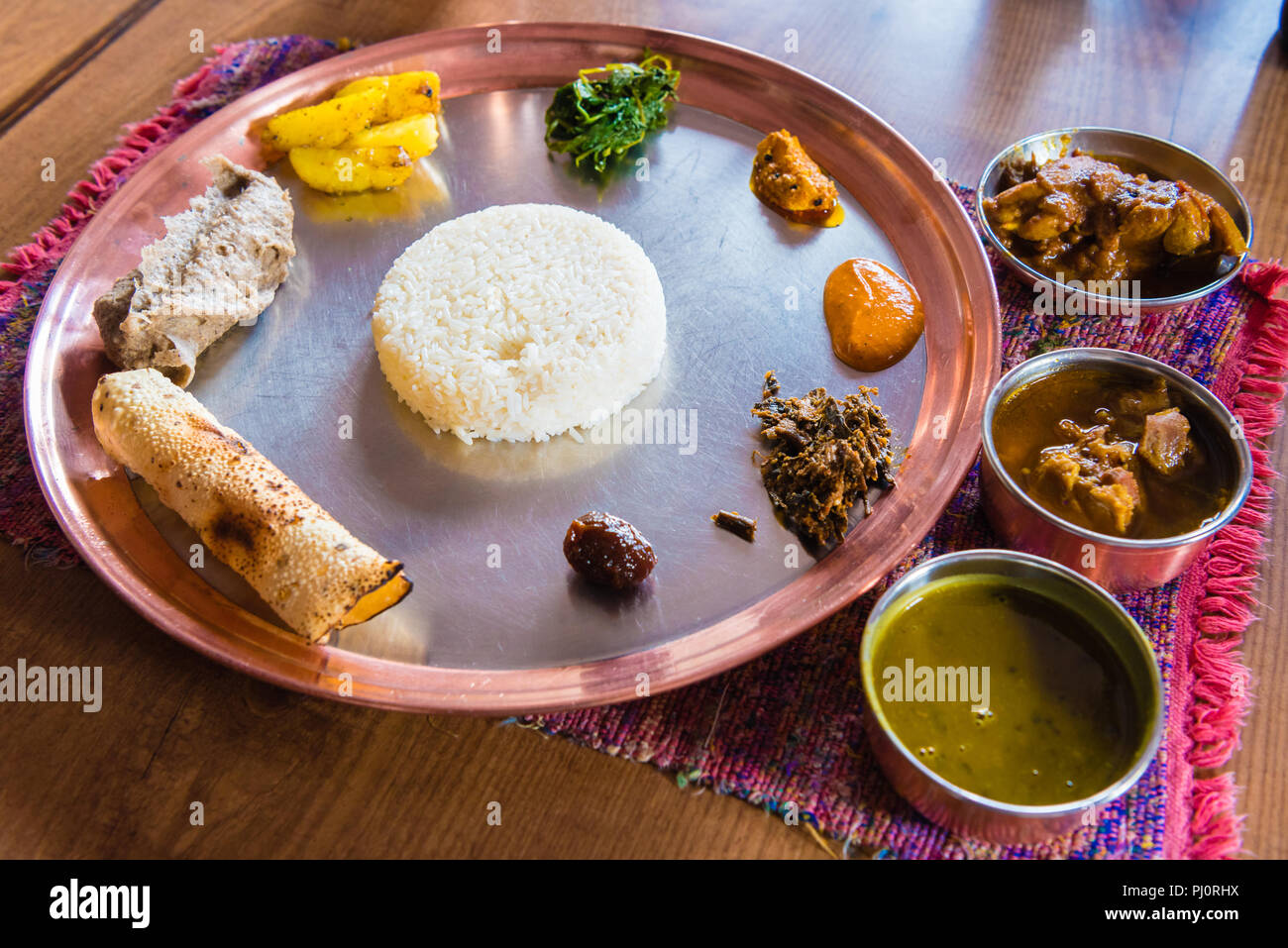 Draufsicht über Dal bhat Platte, einer traditionellen Mahlzeit vom indischen Subkontinent, beliebt in vielen Bereichen der Nepal, Bangladesh und Indien. Es besteht aus St Stockfoto