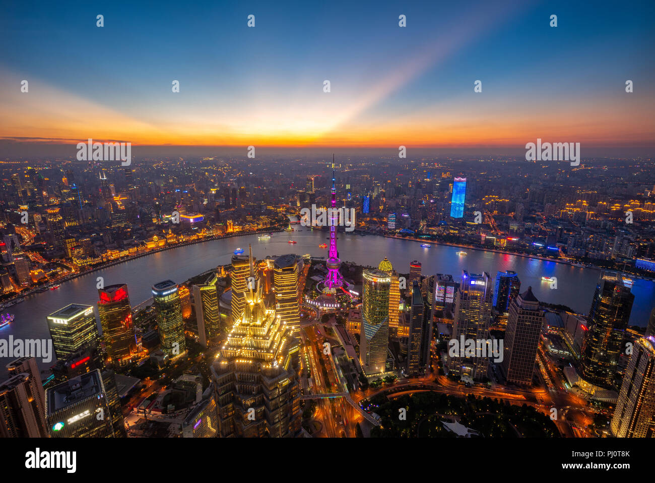Luftaufnahme von Shanghai durch den Sonnenuntergang Stockfoto