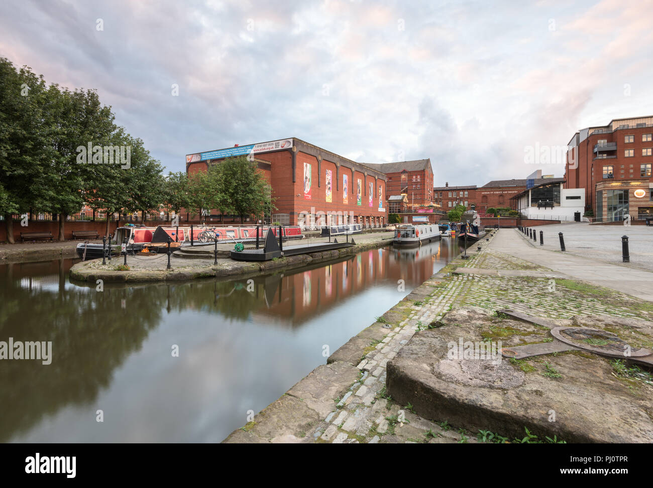 Blick von der leinpfad von der Bridgewater Canal in Castlefield, Manchester, in Richtung narrowboats und MOSI Stockfoto