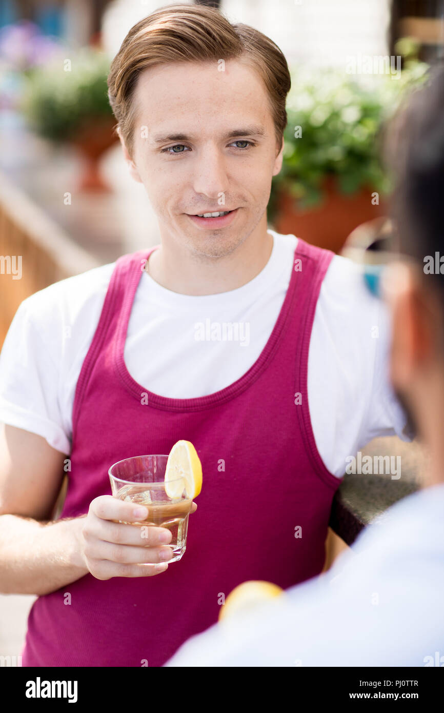 Moderner junger Mann in Bar Stockfoto