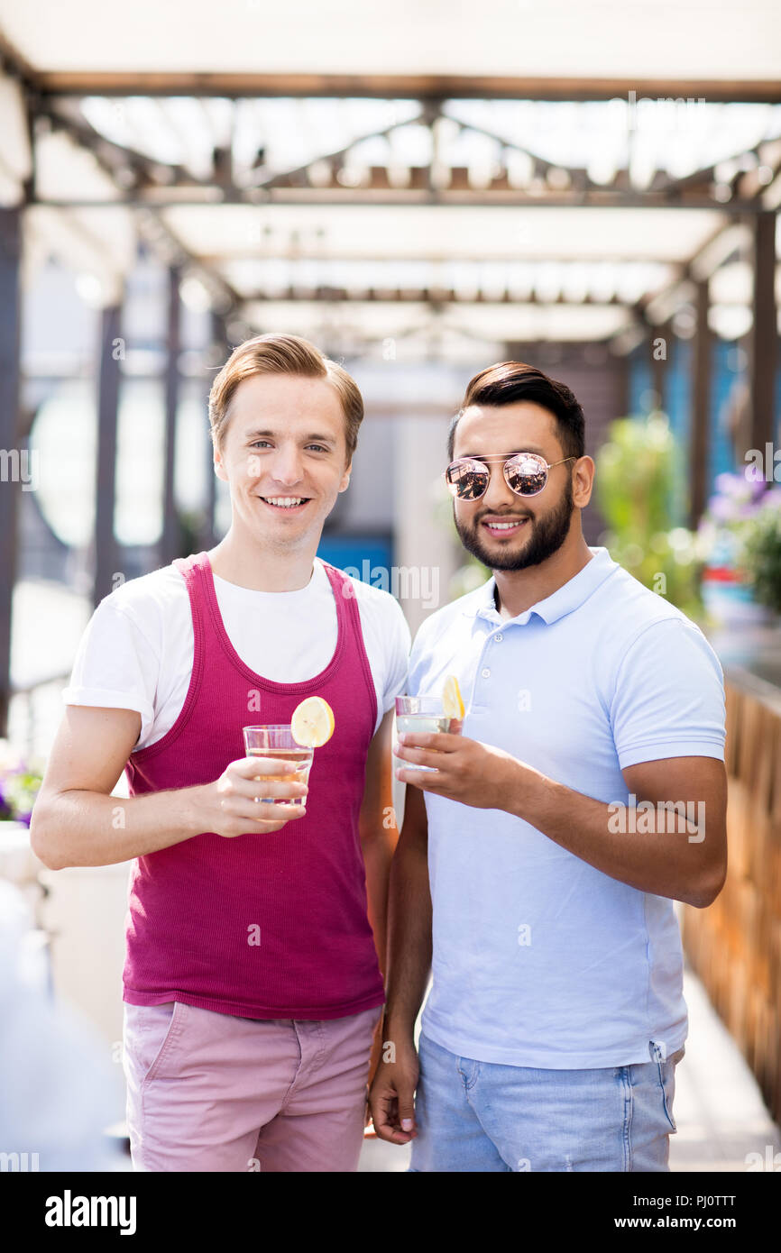 Zwei Freunde Posieren in Bar Stockfoto
