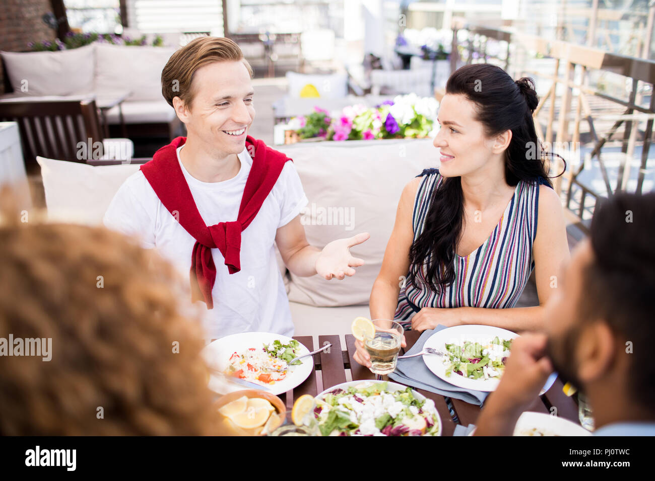 Fröhliche Menschen im Café im Freien Stockfoto