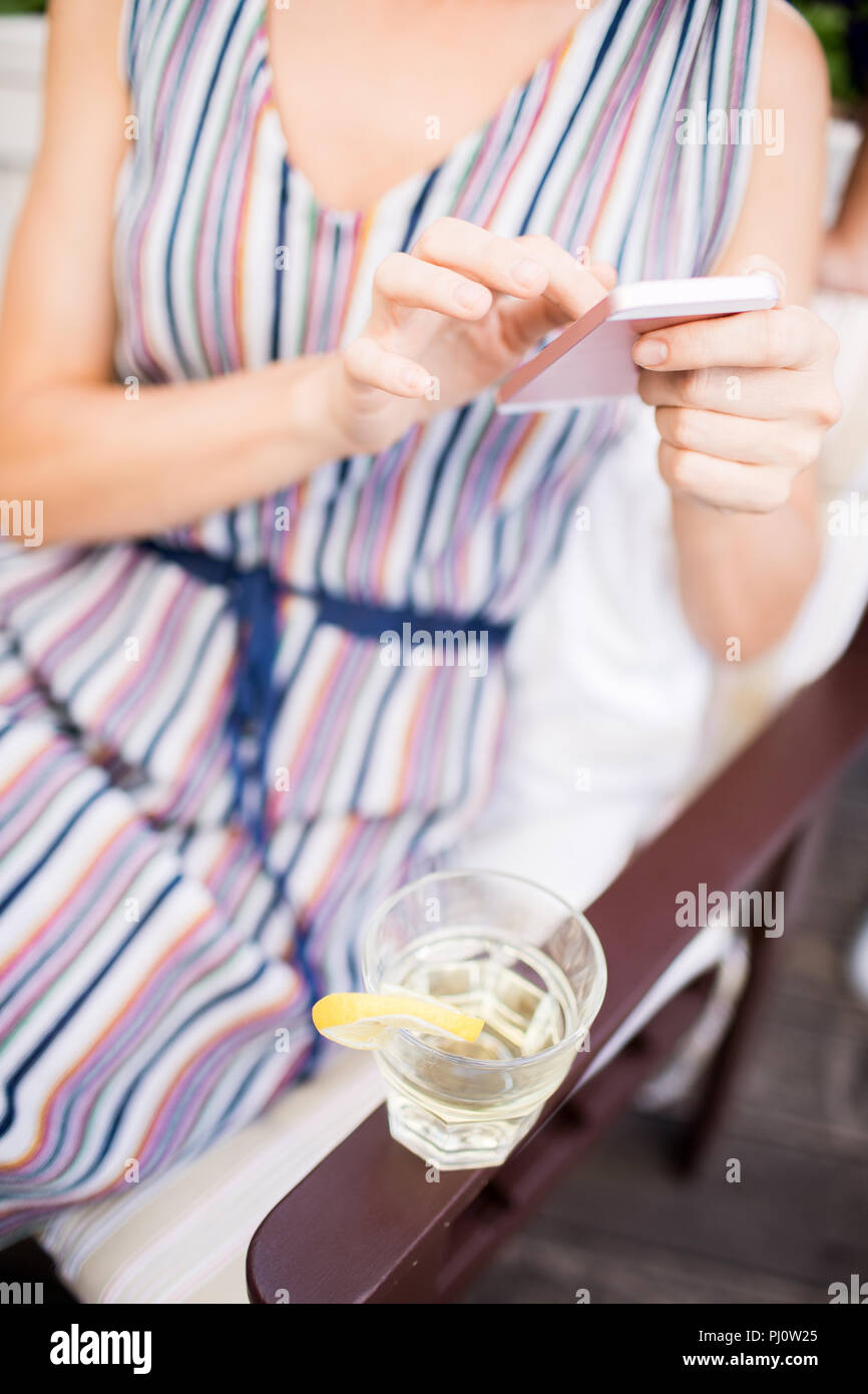 Junge Frau mit Smartphone Stockfoto