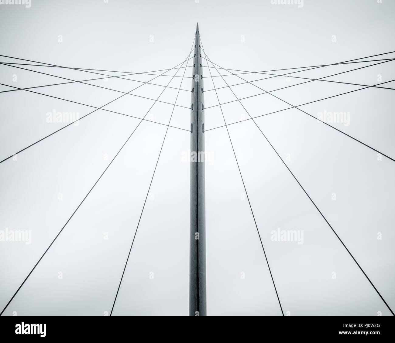 Symmetrische Blick auf die Trinity Bridge in Manchester, entworfen von Architekt Santiago Calatrava. Stockfoto