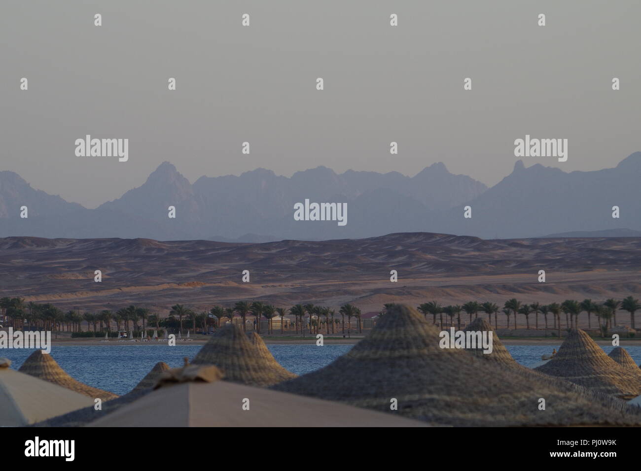 Östliche Wüste Berge und die Küste von Strand in Sahl Hasheesh Stockfoto