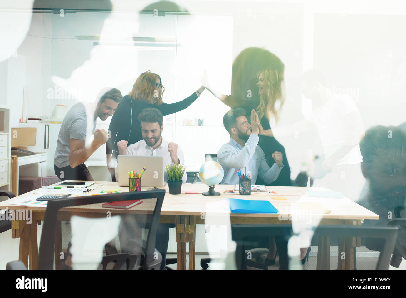 Handshaking business Person im Büro. Konzept der Teamarbeit und Business Partnerschaft. Double Exposure Stockfoto