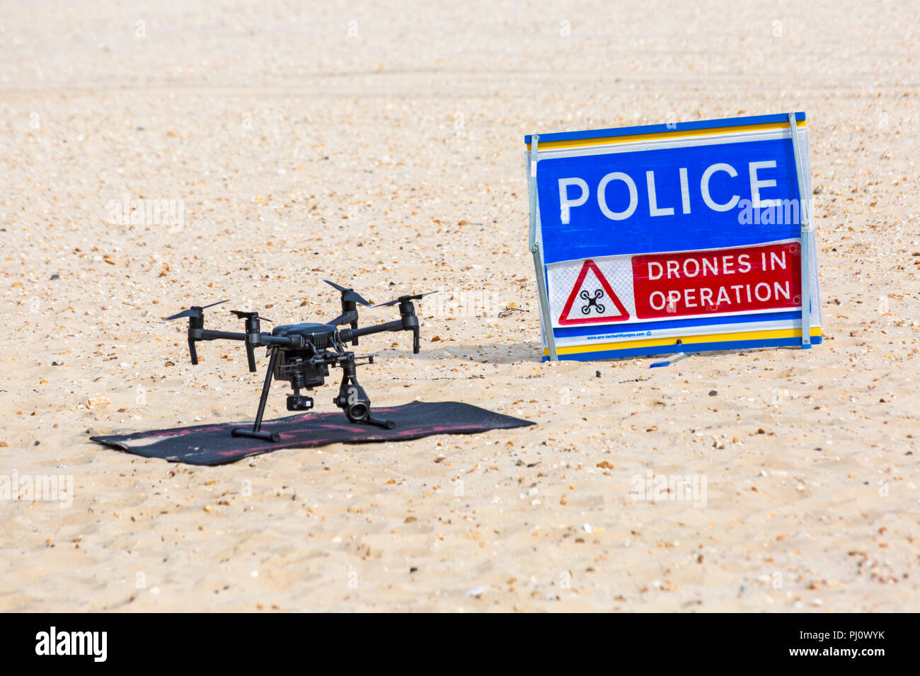 Polizei Drohnen im Betrieb mit Drone auf Sand am Strand von Bournemouth während des Festivals, Bournemouth Bournemouth, Dorset UK im August Stockfoto
