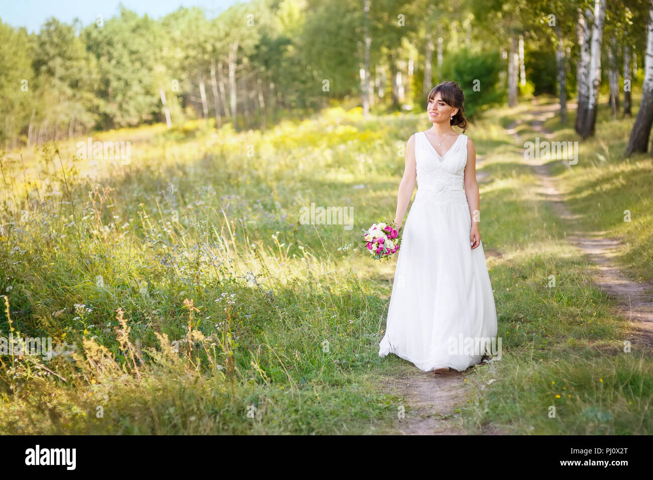 Schönen lächeln Braut Hochzeit weiß Kleid Stockfoto