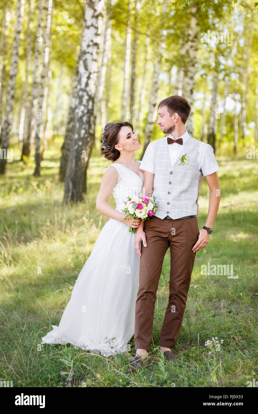 Bräutigam und Braut im Freien Stockfoto