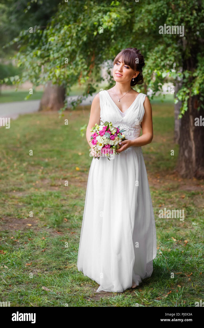 Hochzeit Braut im weißen Kleid mit Blumenstrauß Stockfoto