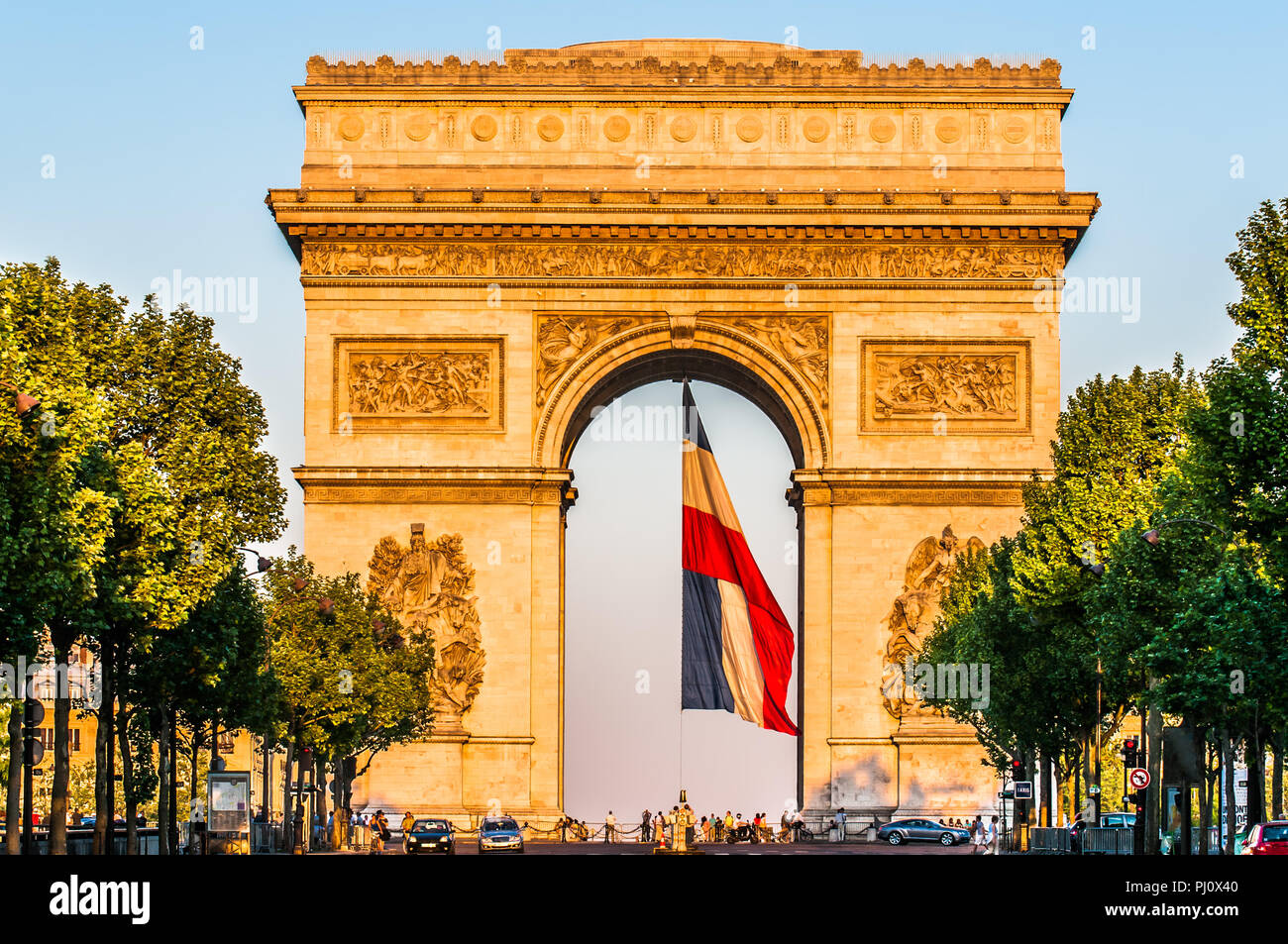 Bogen des Triumphes mit der französischen Flagge, schwebend in der Stadt Paris in Frankreich Stockfoto