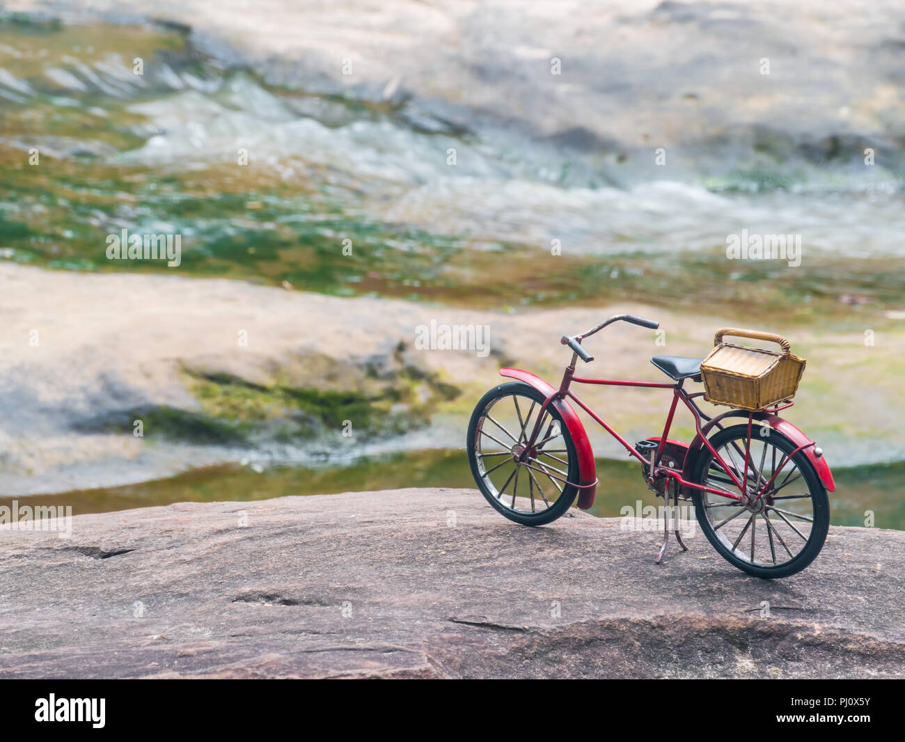 Rotes Fahrrad auf Stein Stockfoto