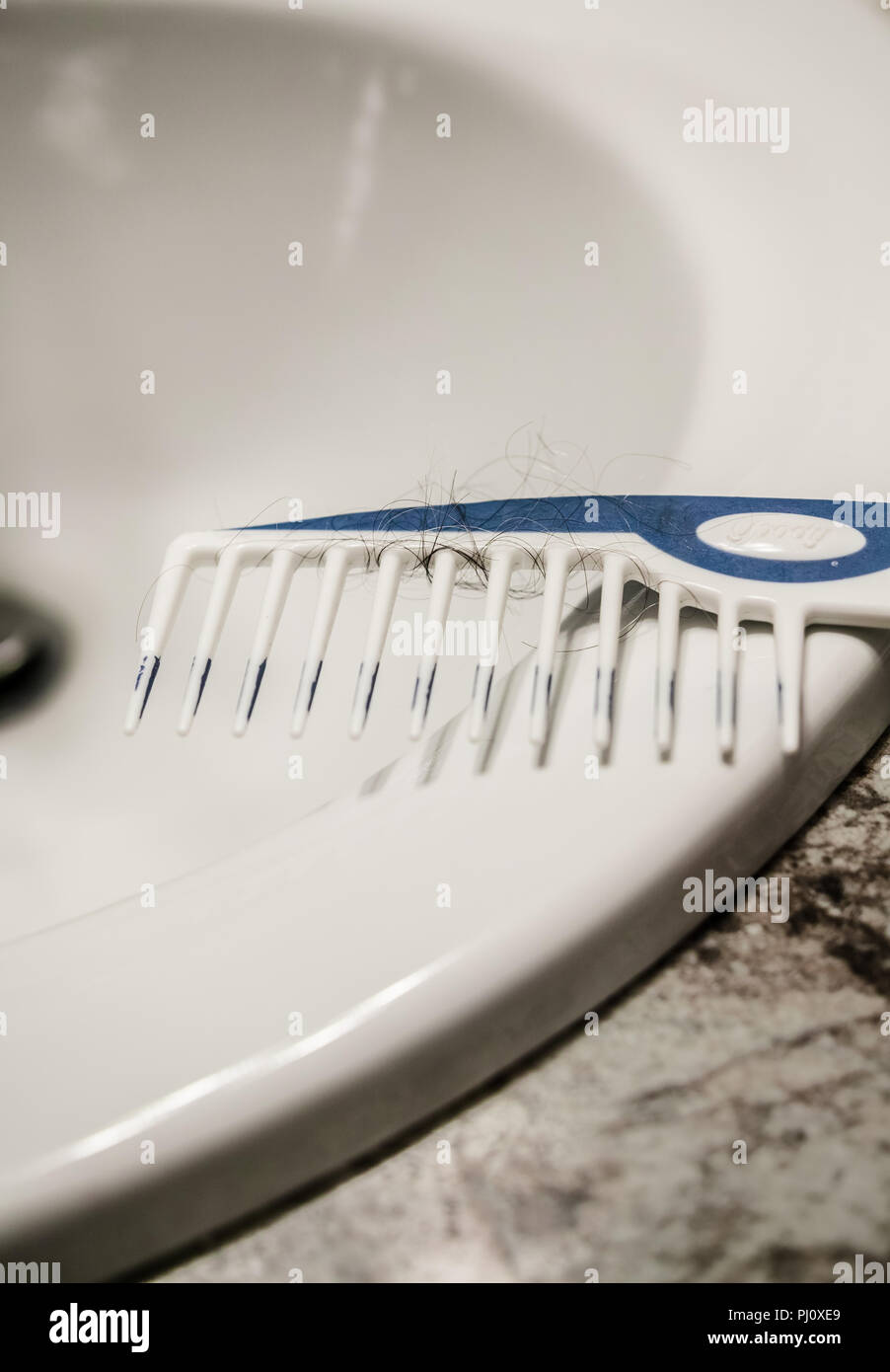 Auf der Seite der Senke, sehen wir einen Kamm voller Haare. Stockfoto