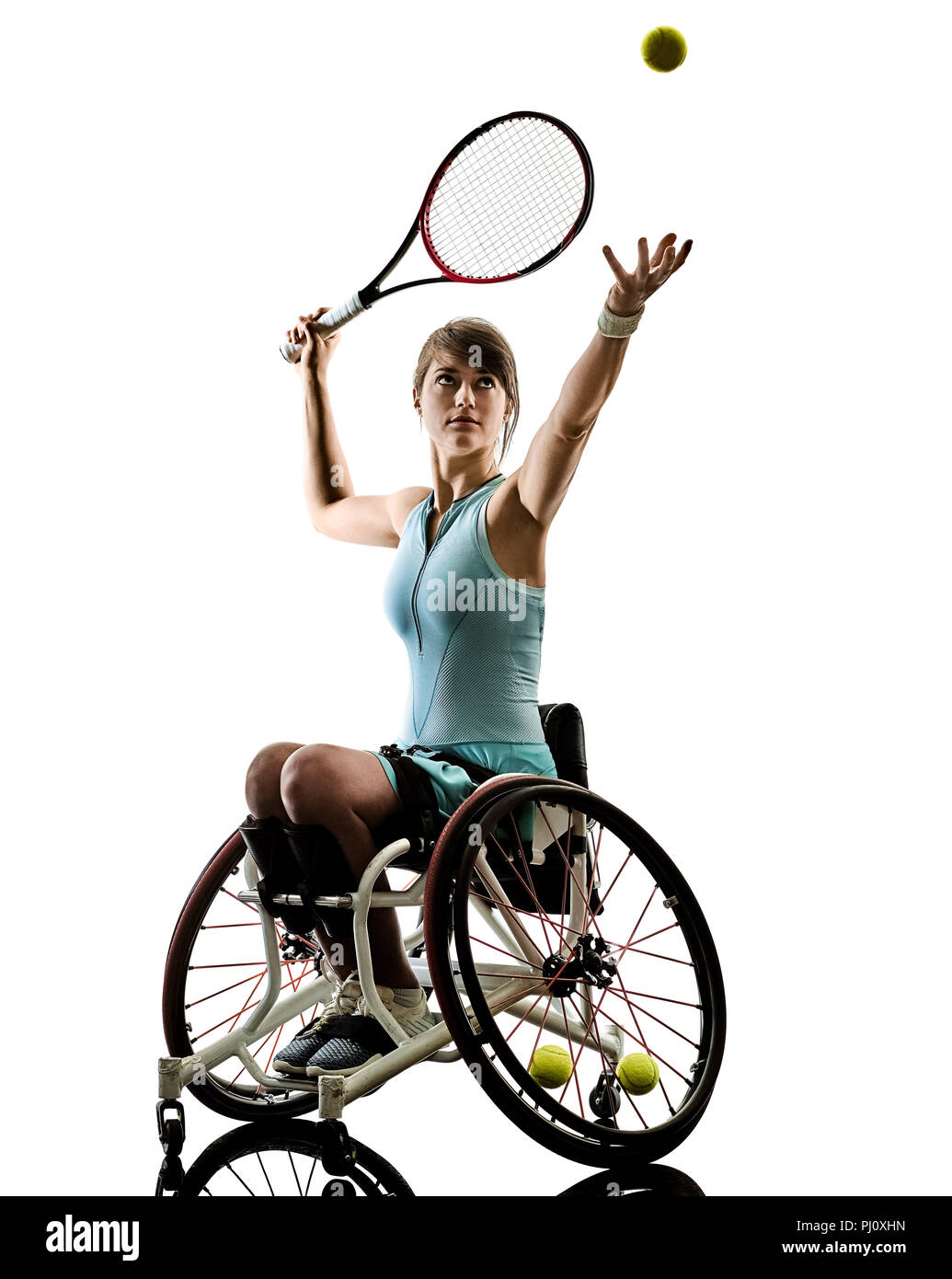 Eine kaukasische behinderten Jugendlichen Tennisspieler Frau im Rollstuhl Sport Studio in Silhouette auf weißem Hintergrund Stockfoto