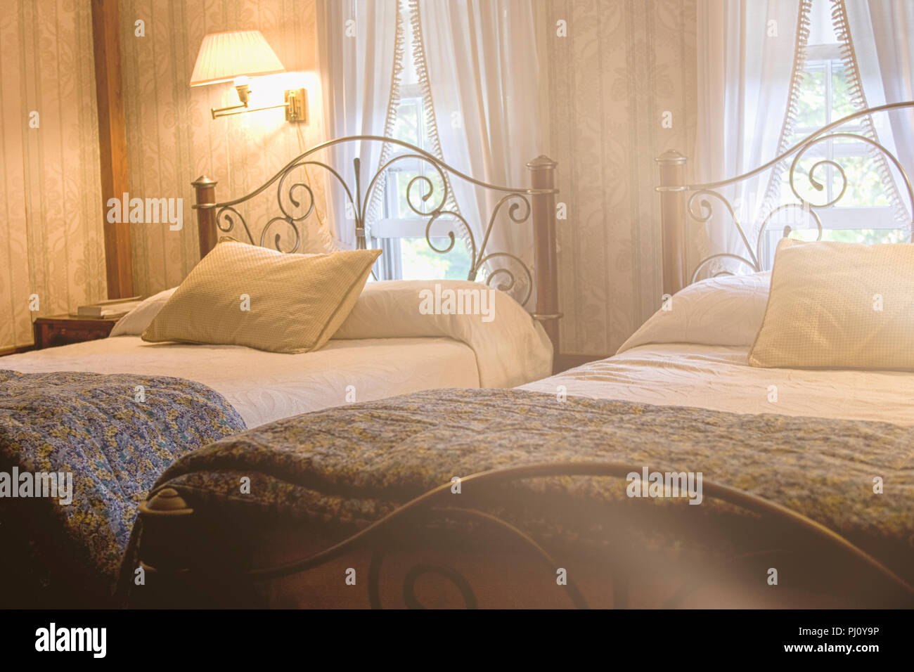2 Queen-Betten in Klassische Schlafzimmer Stockfoto