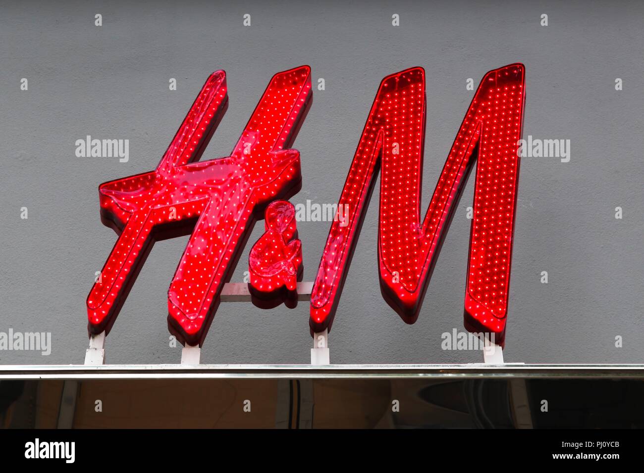 Kopenhagen, Dänemark - 26 August, 2018: H&M Logo auf einer Fassade. H&M ist ein schwedischen multinationalen Einzelhandels Kleidung Firma, Stockfoto