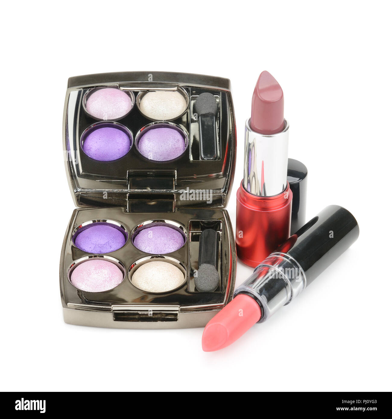 Lippenstiften und Lidschatten auf weißem Hintergrund Stockfoto