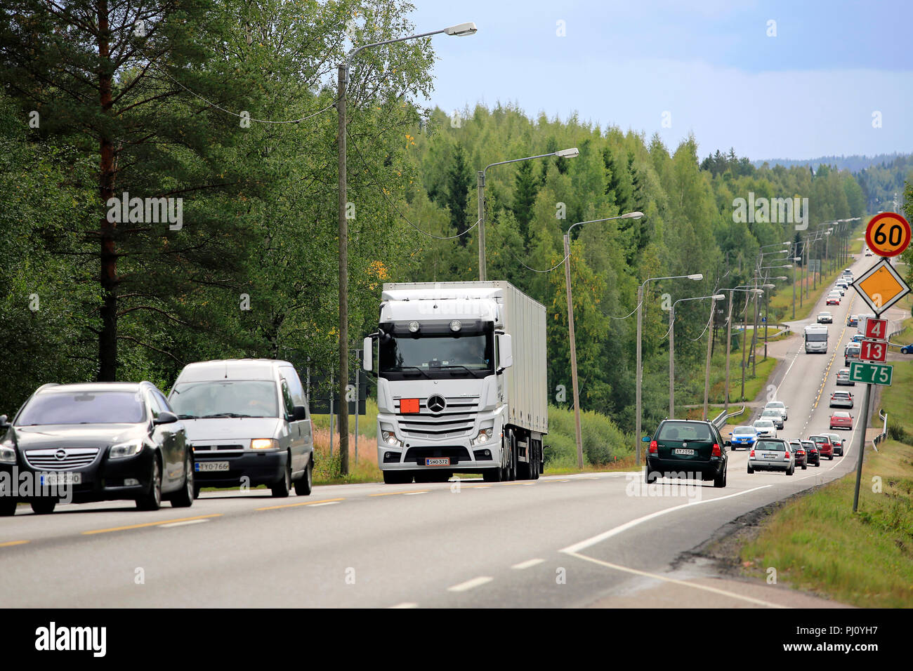 Highway Traffic mit Fokus auf weißen Lkw an einem bewölkten Tag des Sommers auf finnische Nationalstraße 4 in Jyvaskyla, Finnland - 26 August, 2018. Stockfoto