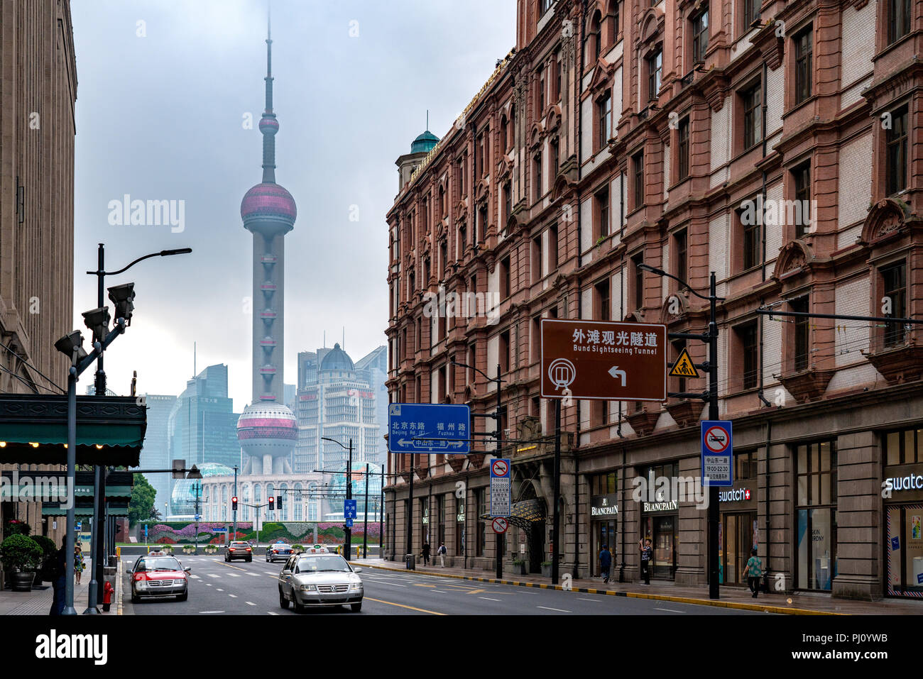 Spaziergang am frühen Morgen Down East Nanjing Road, endet mit einem herrlichen Blick auf den Oriental Pearl Tower in Shanghai, direkt vor dem Hotel Fairmont Peace. Stockfoto
