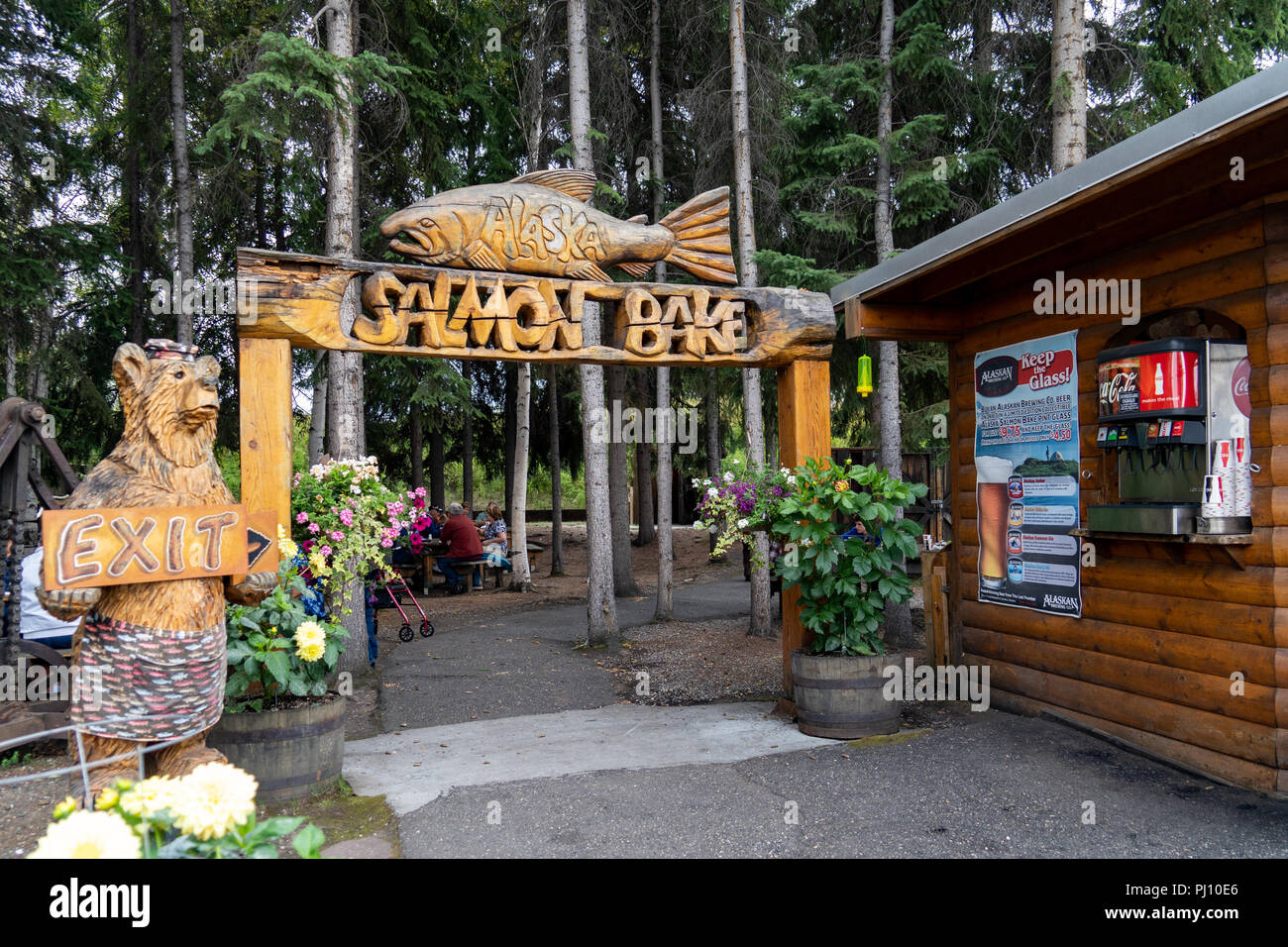 11. AUGUST 2018 - FAIRBANKS ALASKA: die berühmten Alaska Salmon Bake outdoor Fisch braten Buffet lockt Touristen jede Nacht. In der Nähe von Pioneer Park entfernt Stockfoto