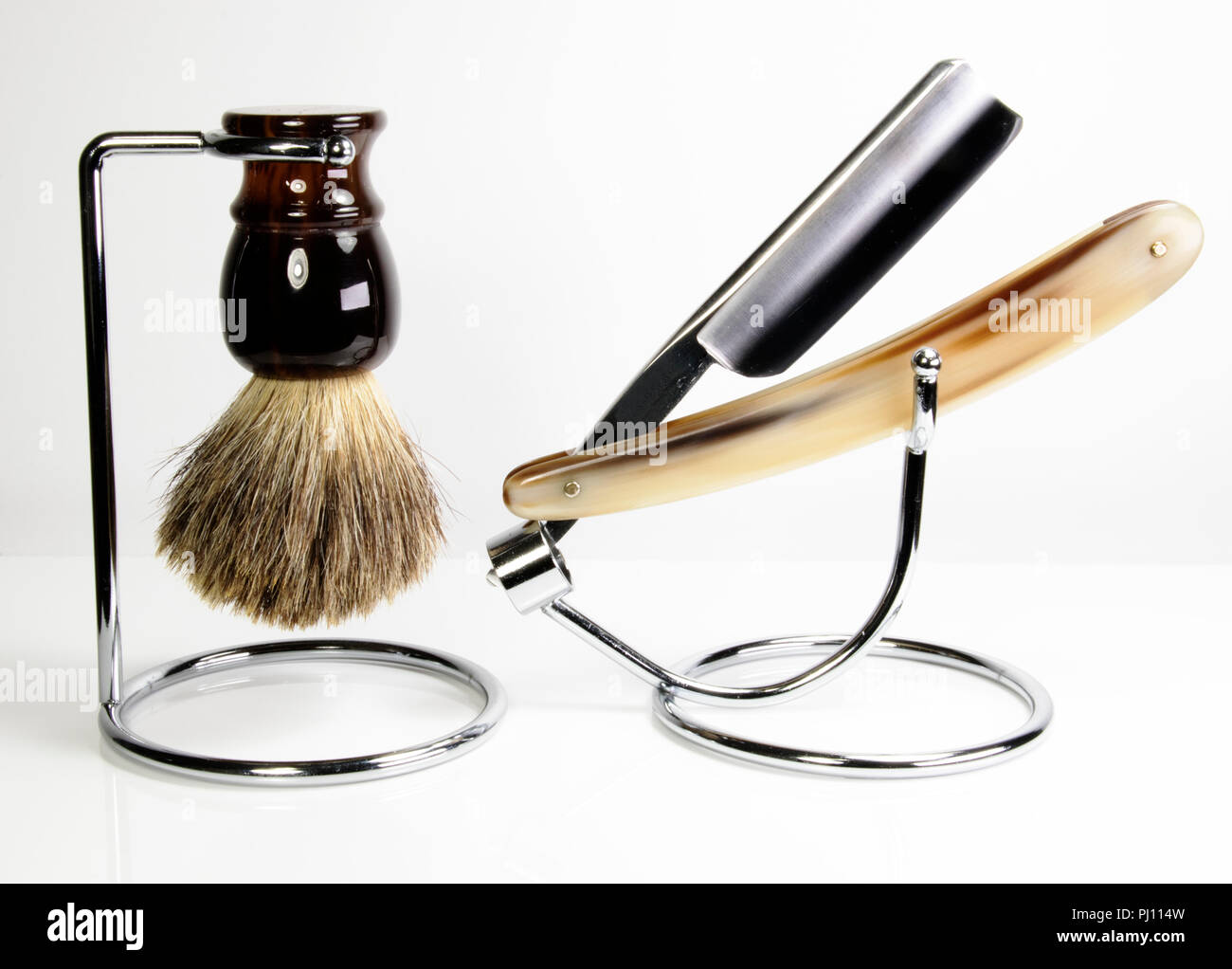Friseur- Set mit Rasiermesser und Seifenschaum Bürste. Herren vintage  Nassrasur Ausrüstung Bürste und Rasierer in einem Ständer Stockfotografie -  Alamy
