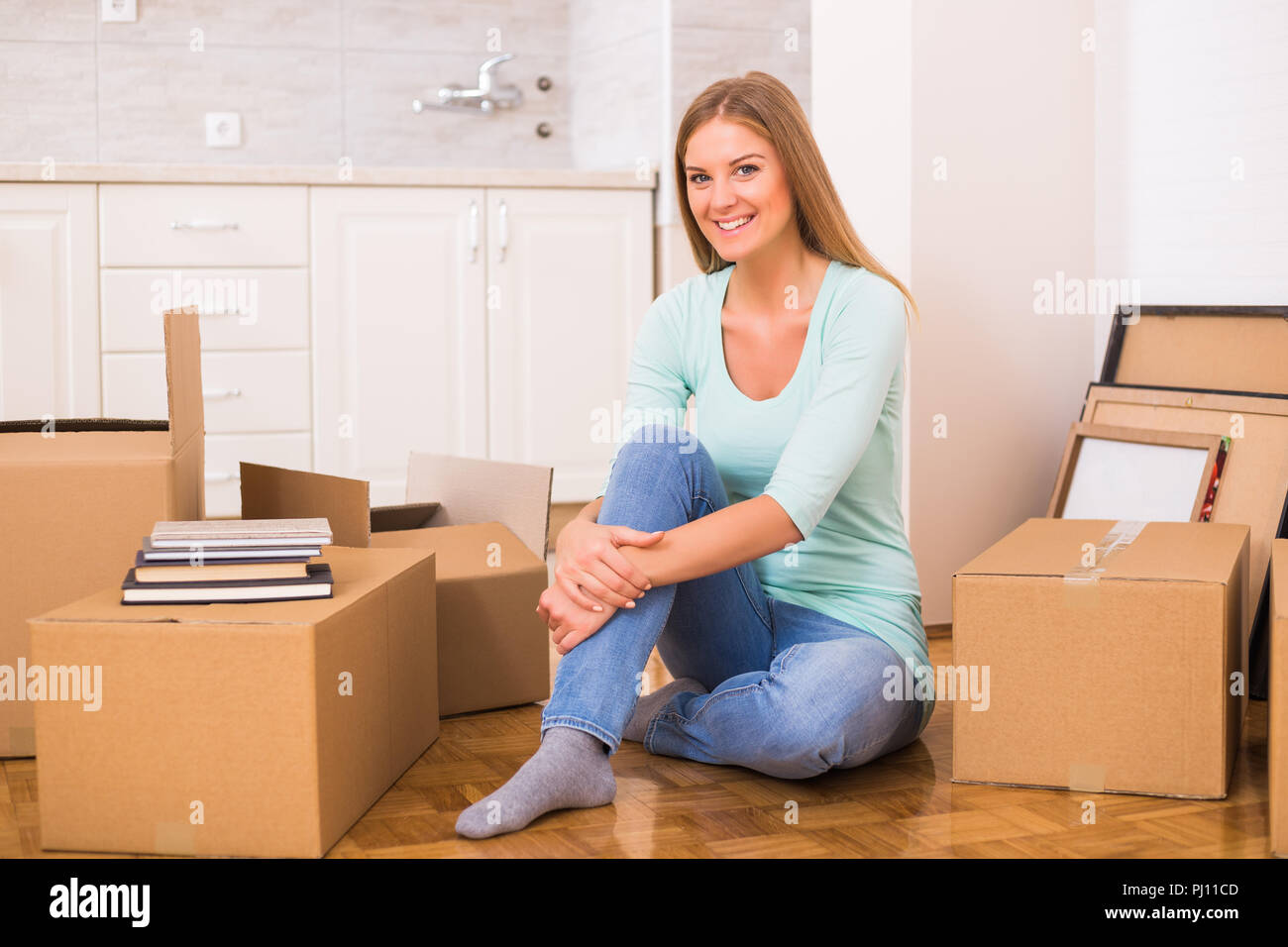 Schönen Frau, die sich in die neue Wohnung Stockfoto