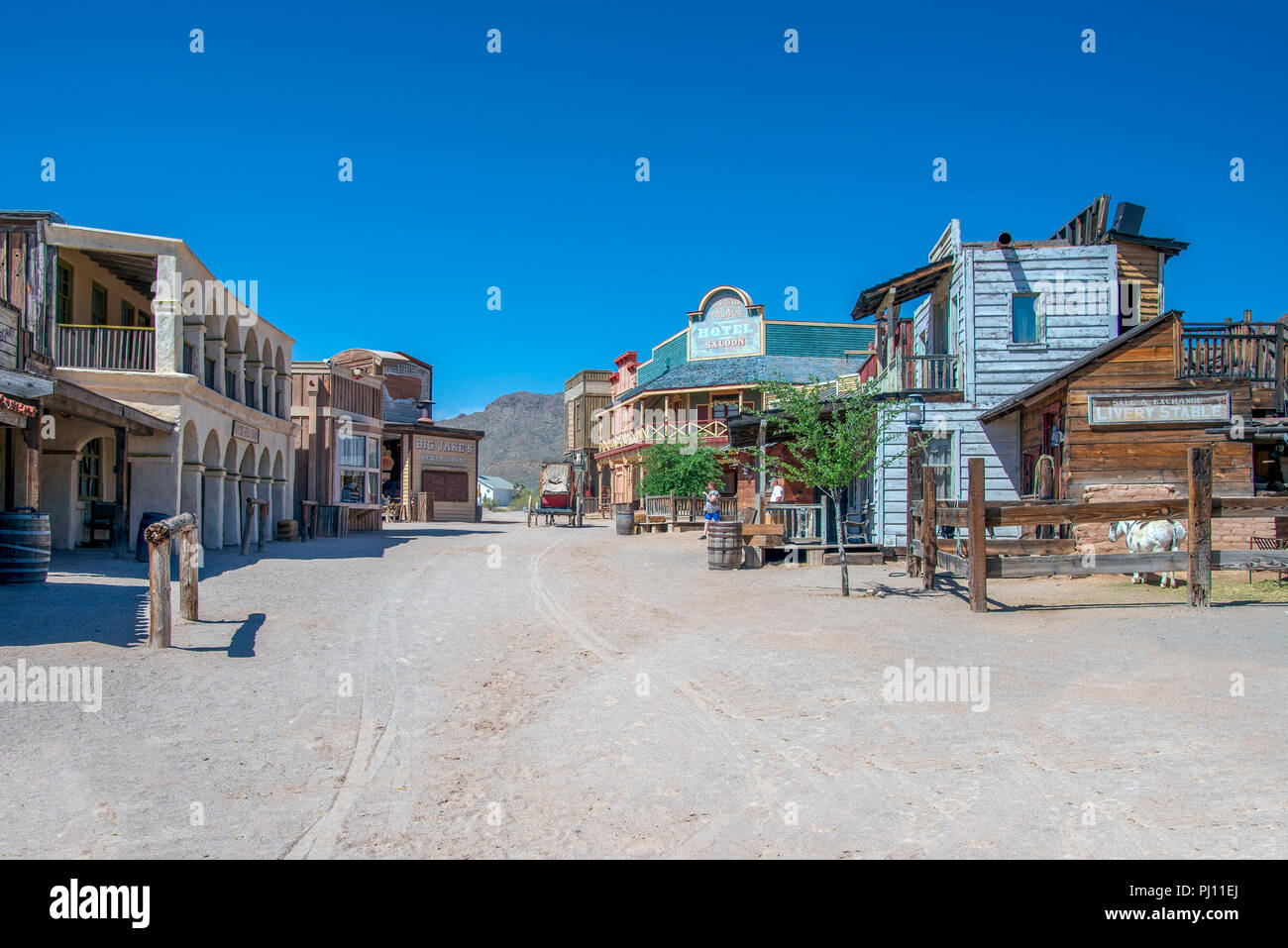 Down Town Old Tucson, alte western style Holz und Adobe Backsteinbauten auf unbefestigten Straße und hölzerne Bürgersteige Stockfoto