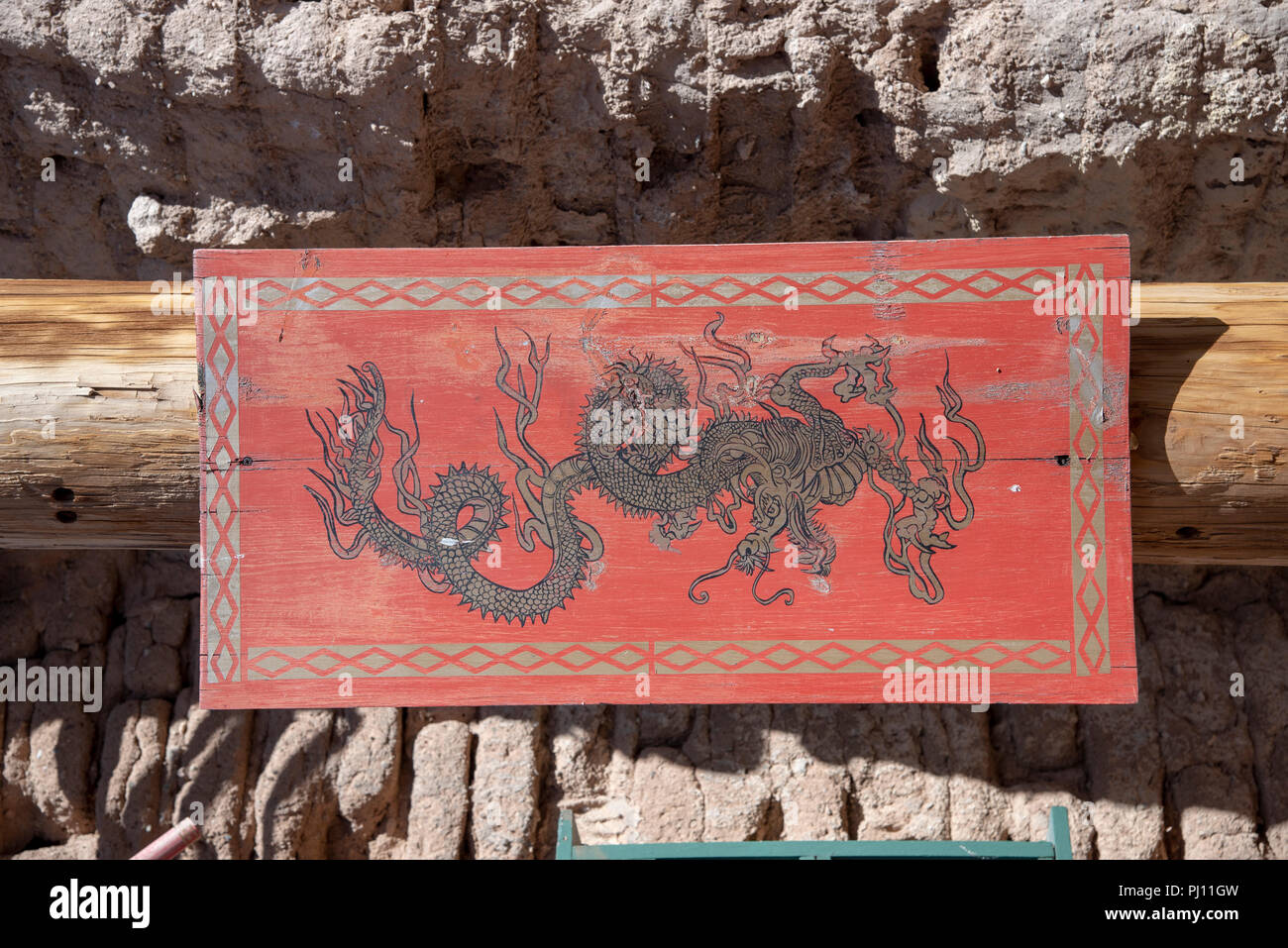 Chinesischer Drache auf hölzernen Schild mit Rot, Schwarz und Gold Farbe lackiert. Stockfoto