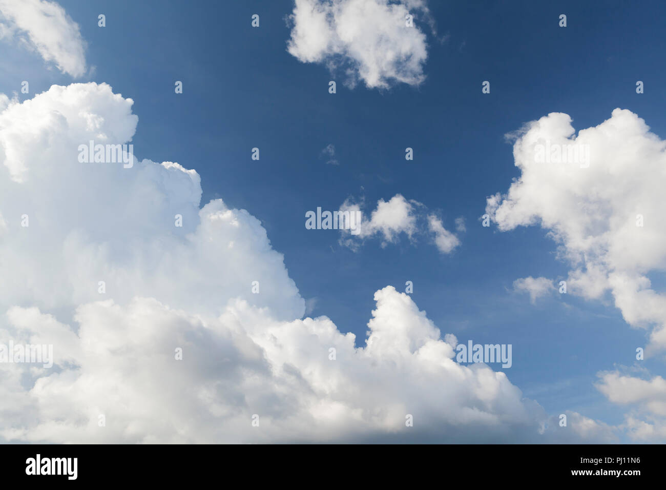 Natürliche bewölkter Himmel Hintergrund Foto, cumulus Wolken über Dunkelblau Stockfoto