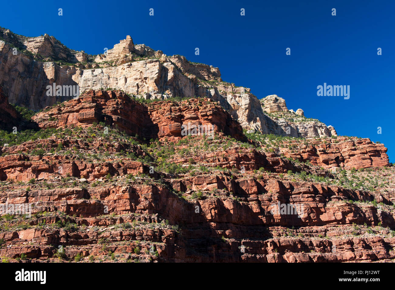 Felsen aus Sandstein und Kalkstein aus dem Bright Angel Trail, Grand Canyon, Arizona, USA. Stockfoto