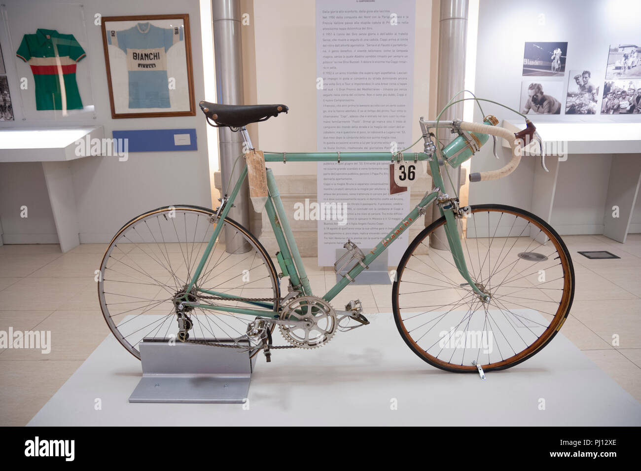 Vintage Bianchi Road Bike eine Ausstellung im Complesso del Vittoriano in Rom statt. Stockfoto